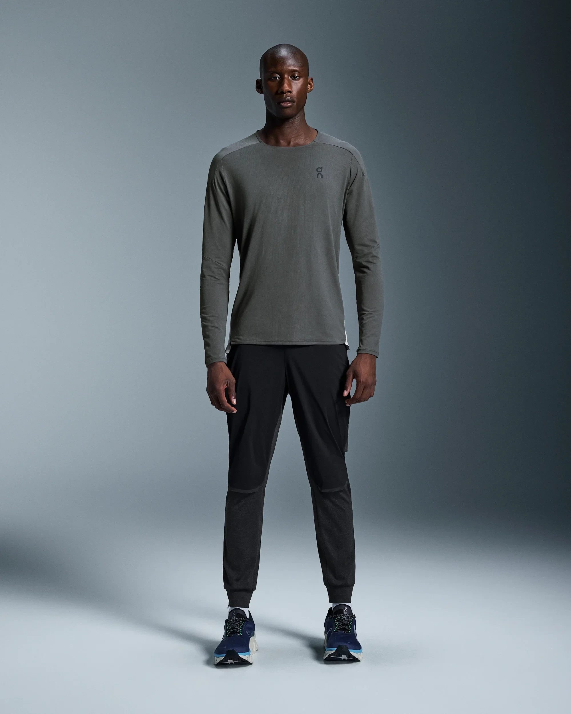 1. Pantaloni alergare On Weather Pants - negru | rezistenți vânt și apă