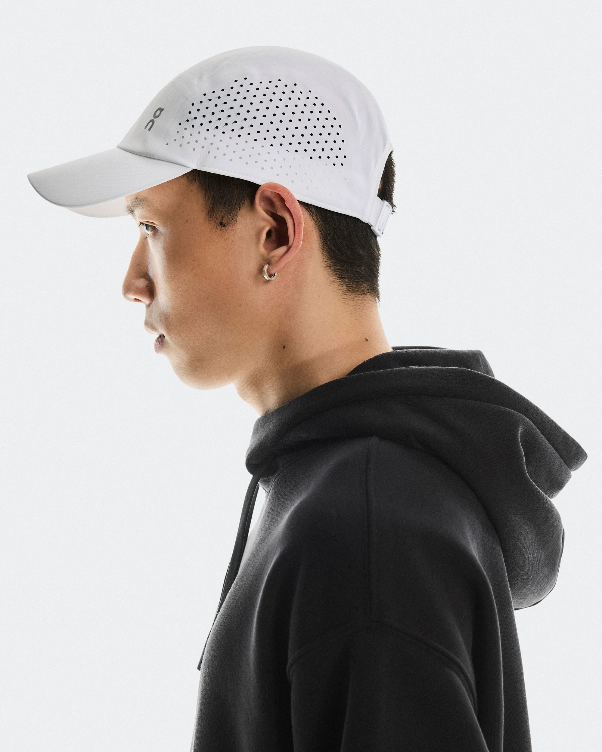 3. Șapcă alergare On Lightweight Cap - albă | ultraușoară