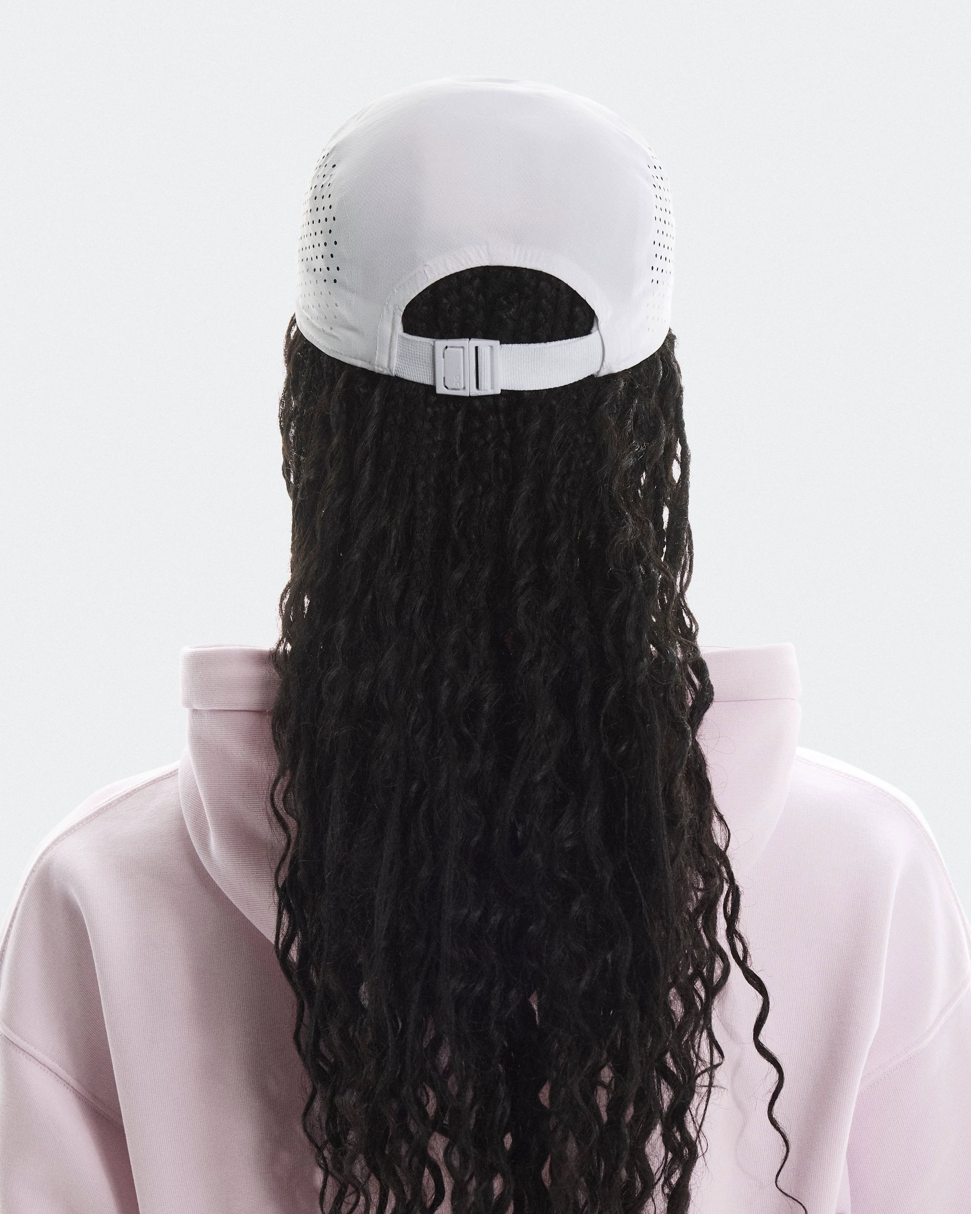 4. Șapcă alergare On Lightweight Cap - albă | ultraușoară