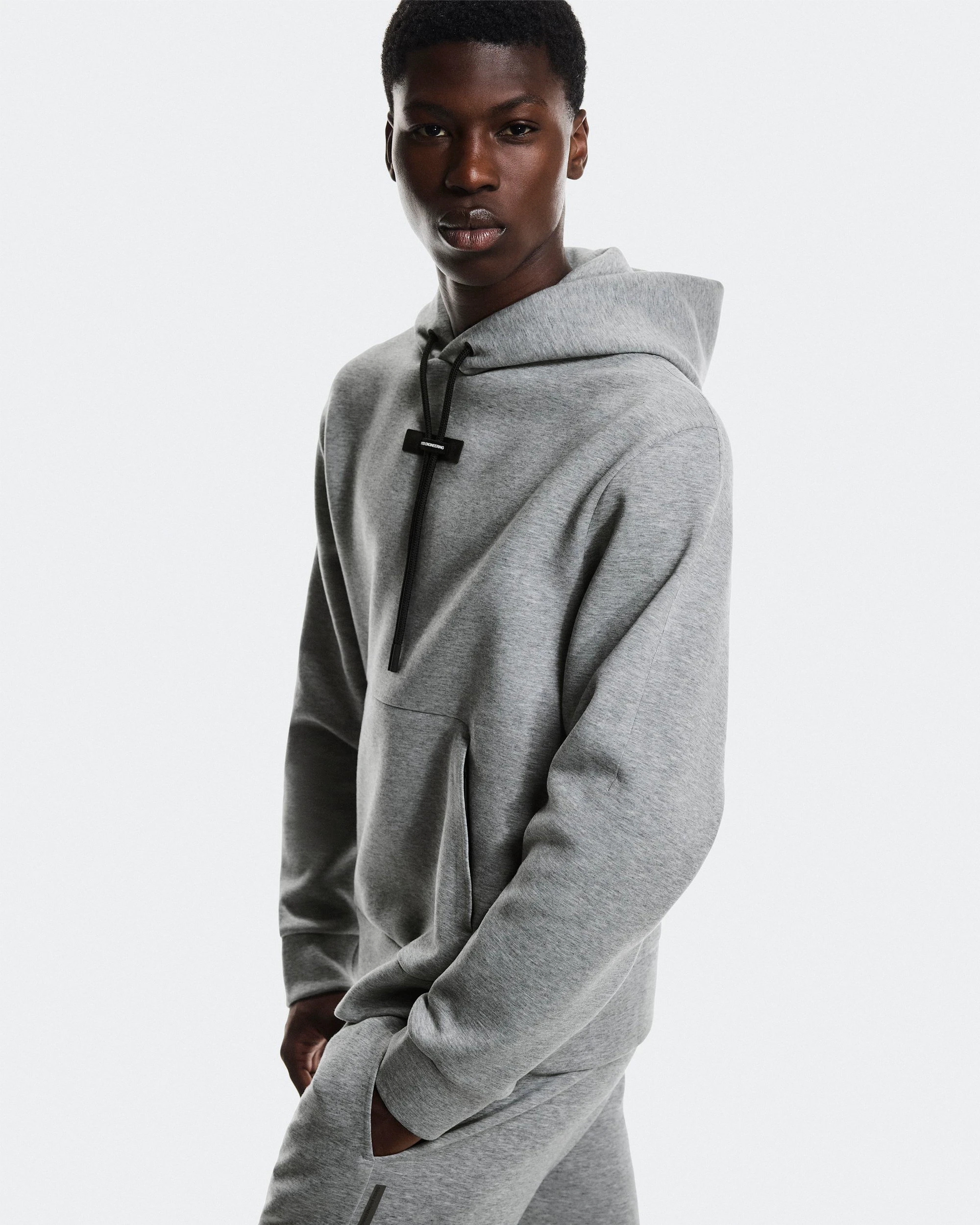 5. Hanorac On Focus Tech Hoodie - gri Basalt | confort și performanță