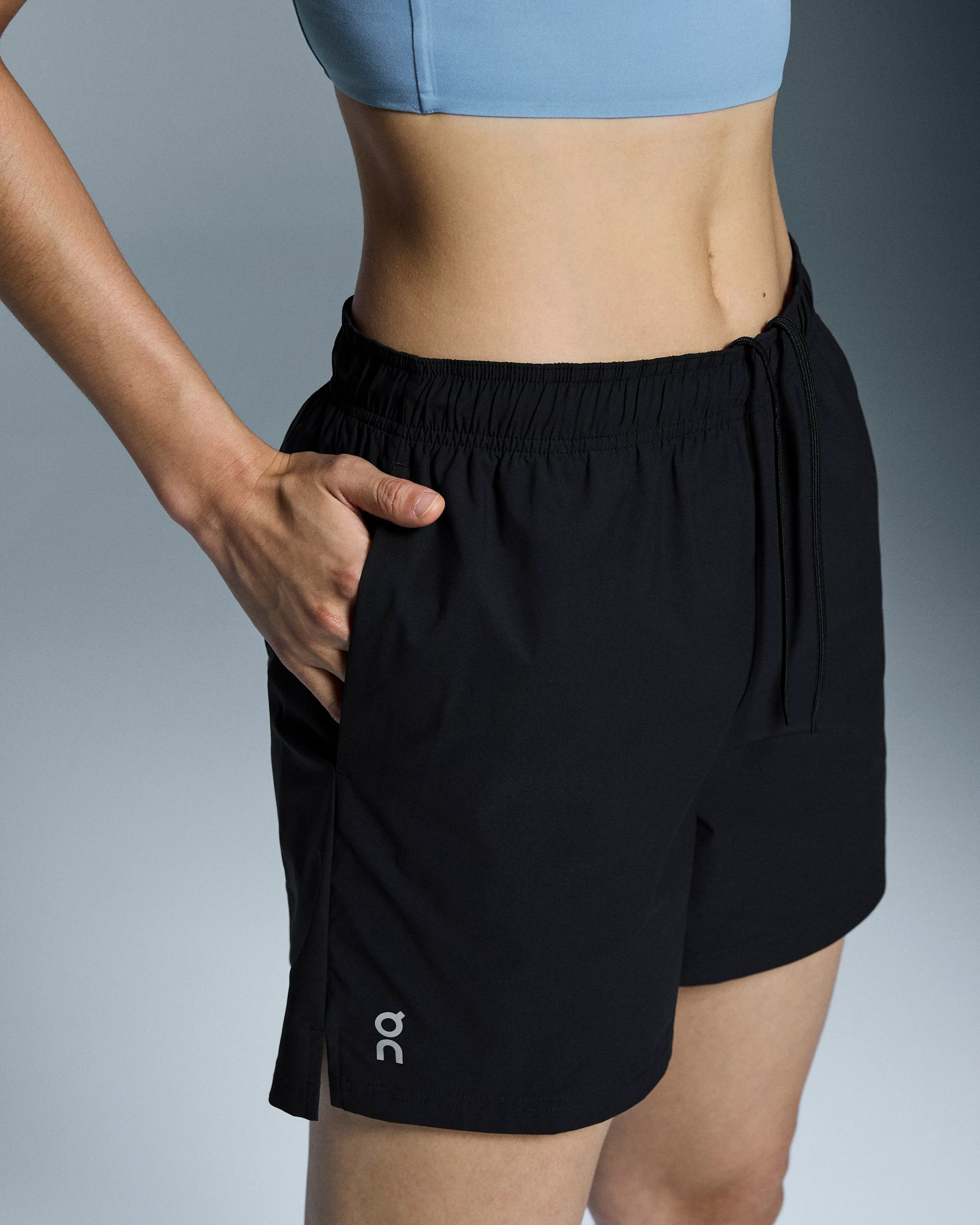 4. Pantaloni scurți On 5" Core Shorts W - negru | ușori pentru alergare