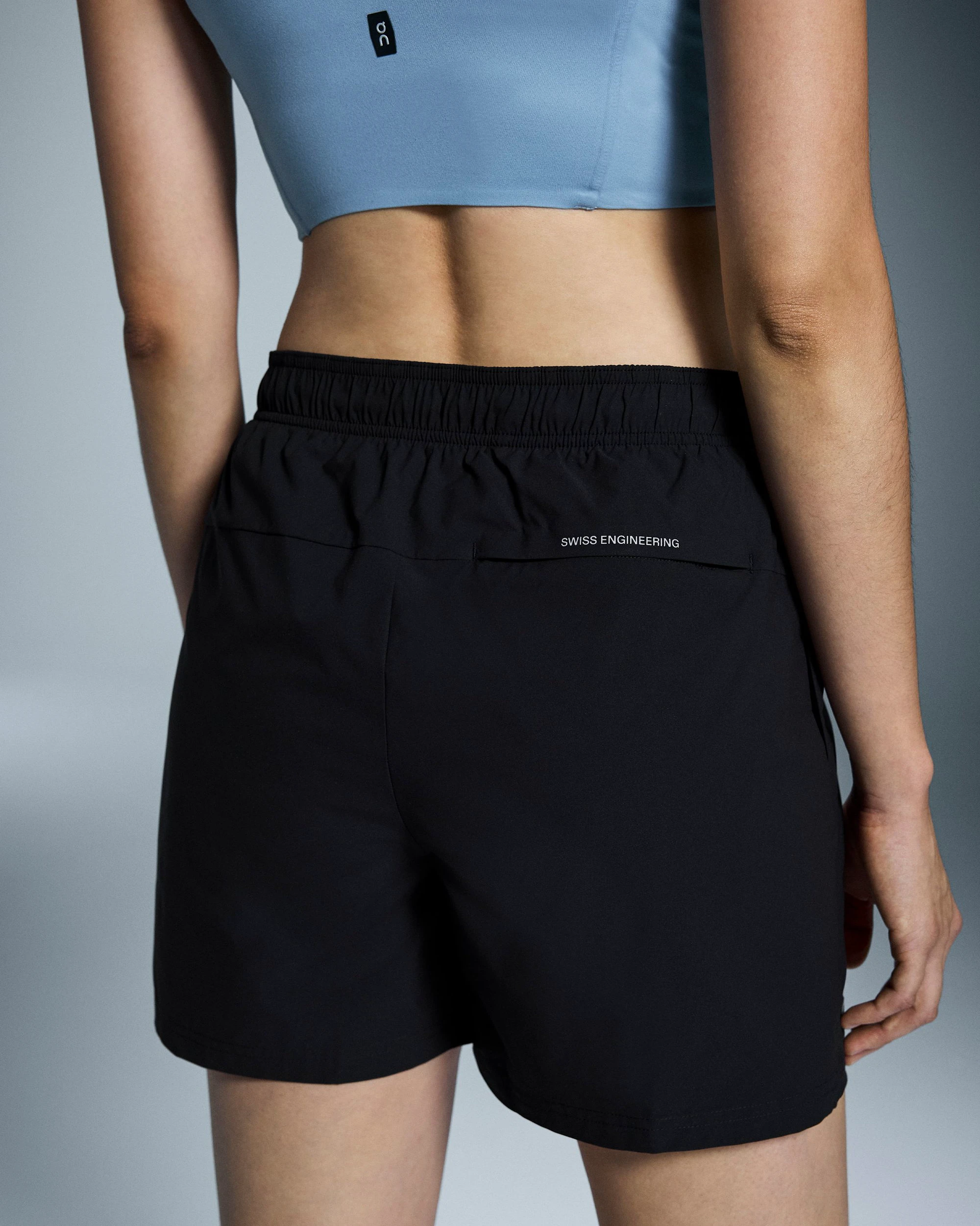 5. Pantaloni scurți On 5" Core Shorts W - negru | ușori pentru alergare