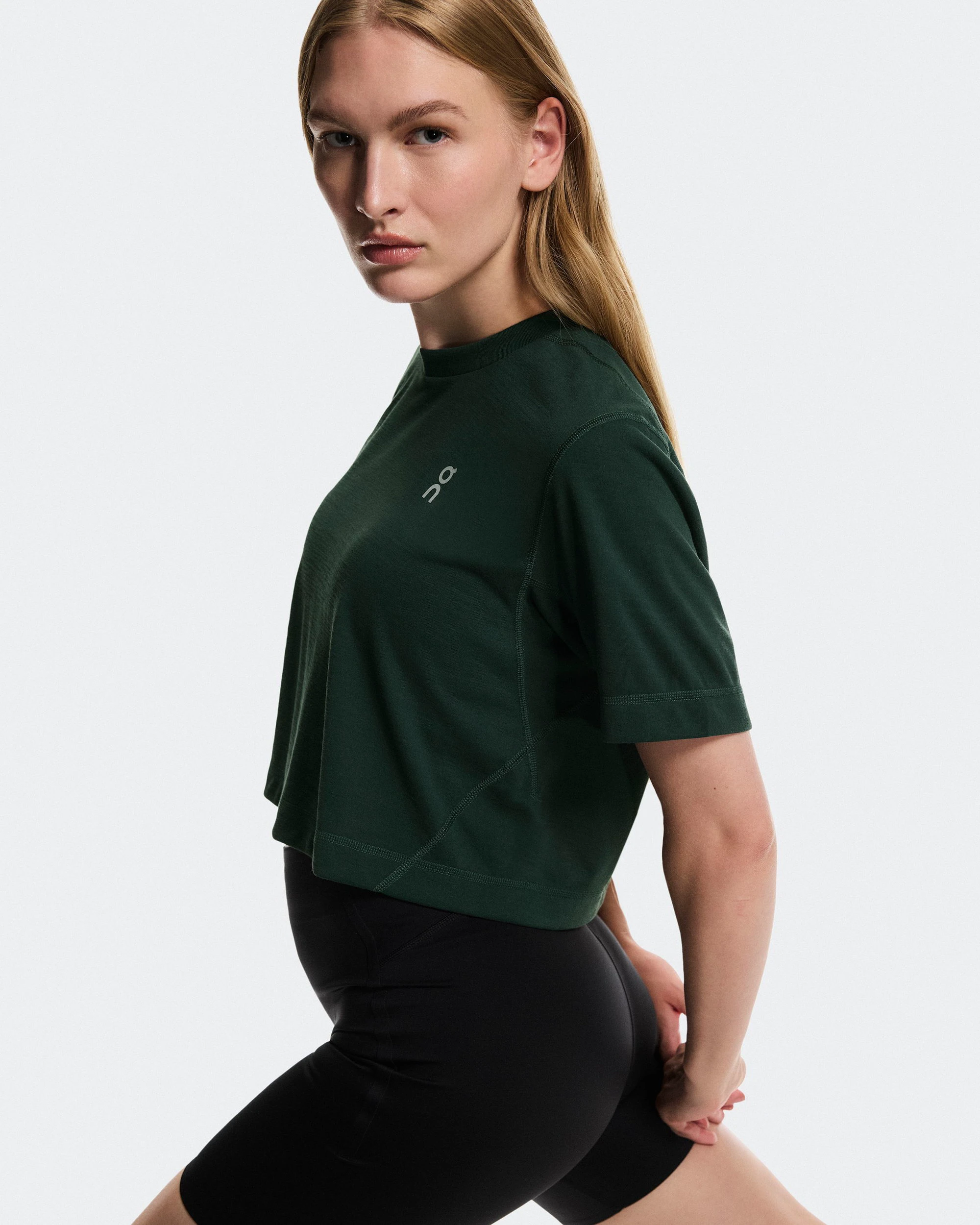 6. Crop top antrenament On Train-T Crop W - obsidian | DryTec™