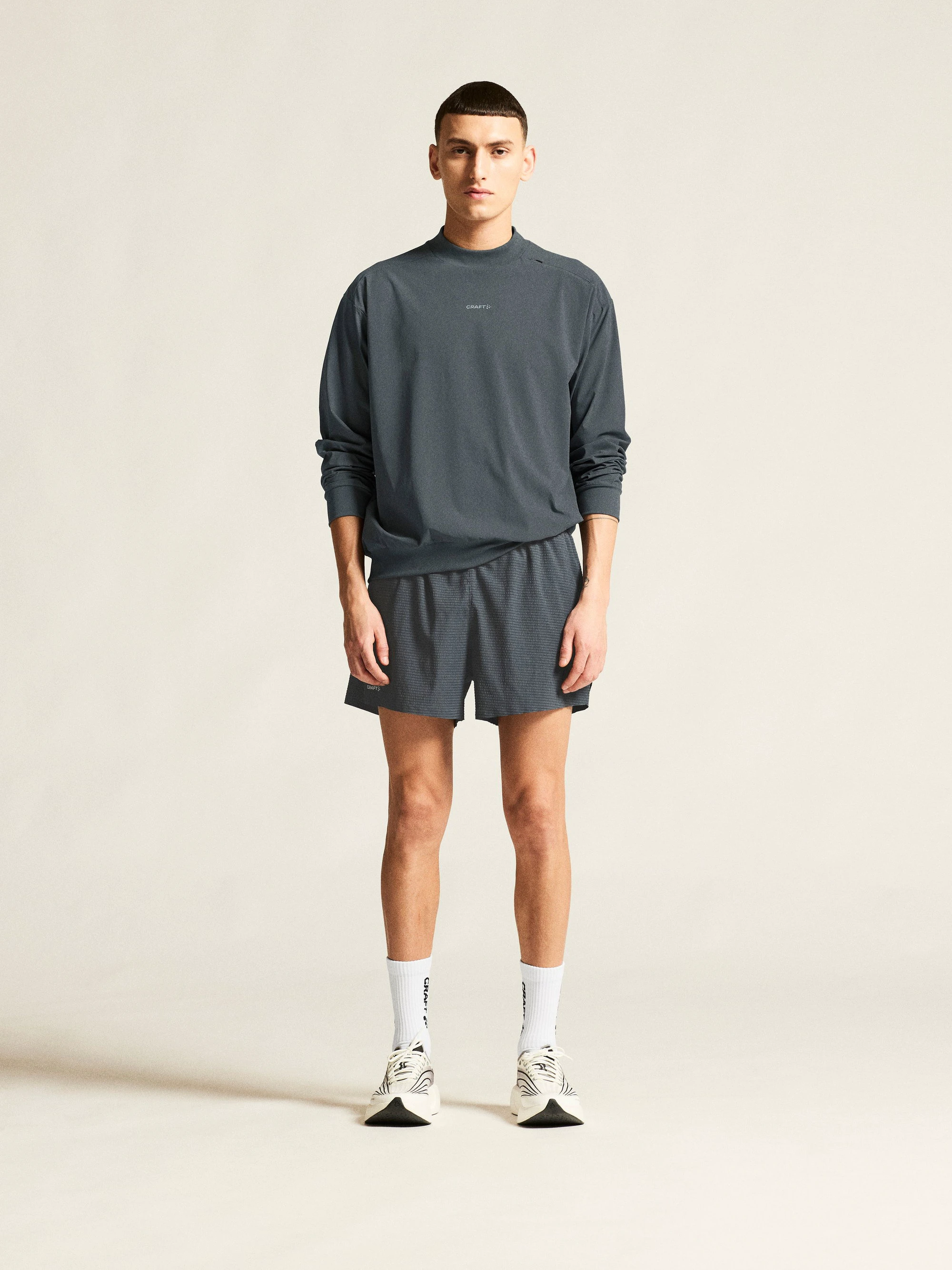 1. Șort alergare Craft Hypervent Structure Shorts bărbați - gri