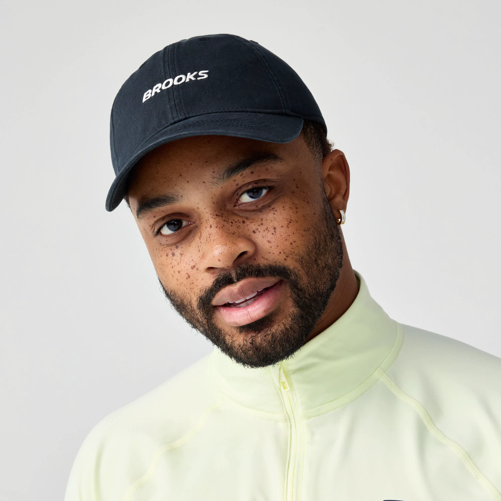 1. Șapcă alergare Brooks Heritage Run Cap - neagră cu alb