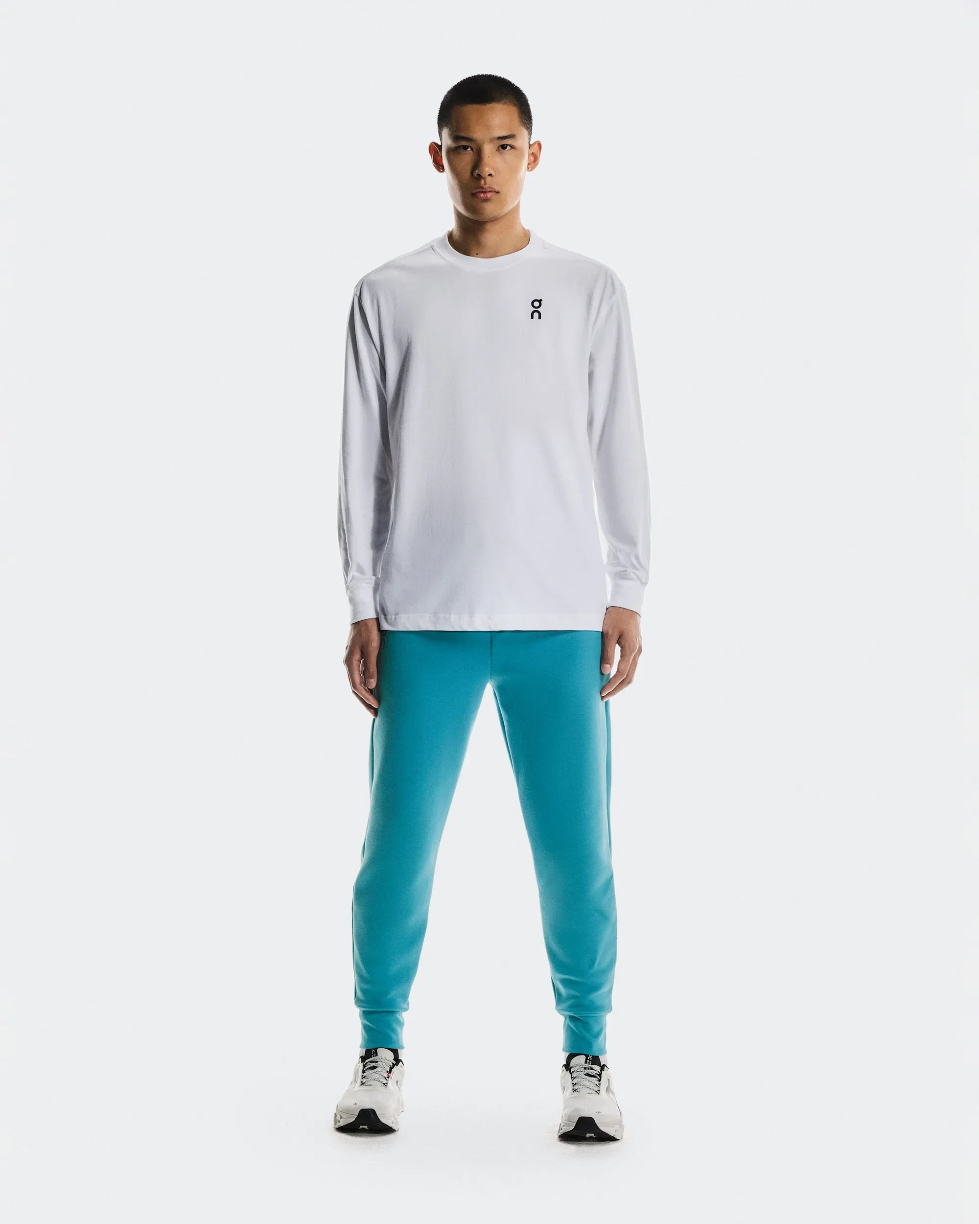 1. Pantaloni trening On Focus Tech Sweatpants - albastru Niagara | ultra-moi