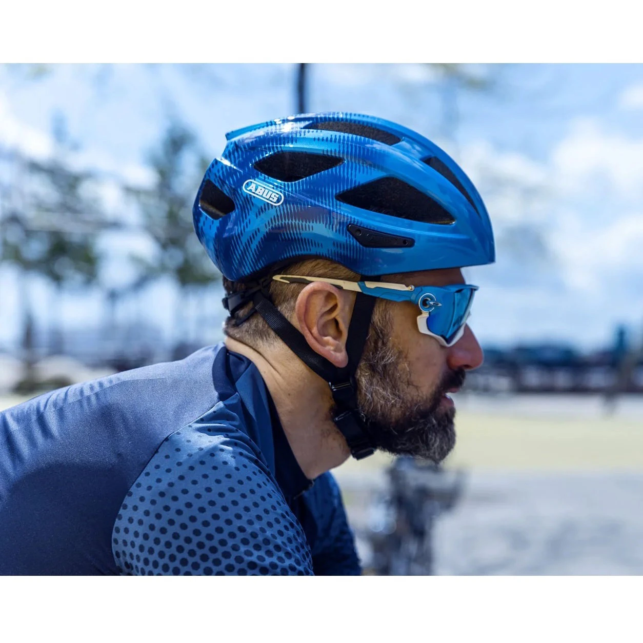 12. Abus - casca ciclism copii Macator helmet - rosu intens