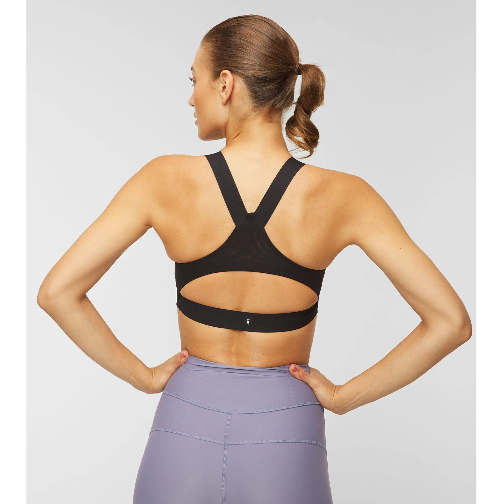 9. On Cloud - bustiera sport femei Performance Bra - negru