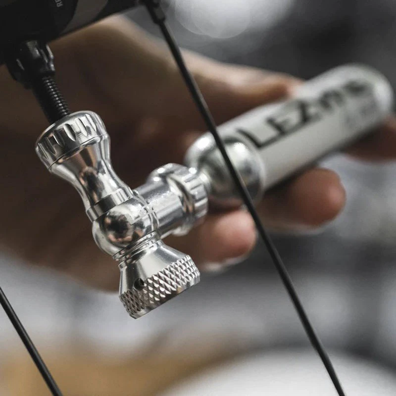 4. Lezyne - mini pompa CO2 - rosu - 25g