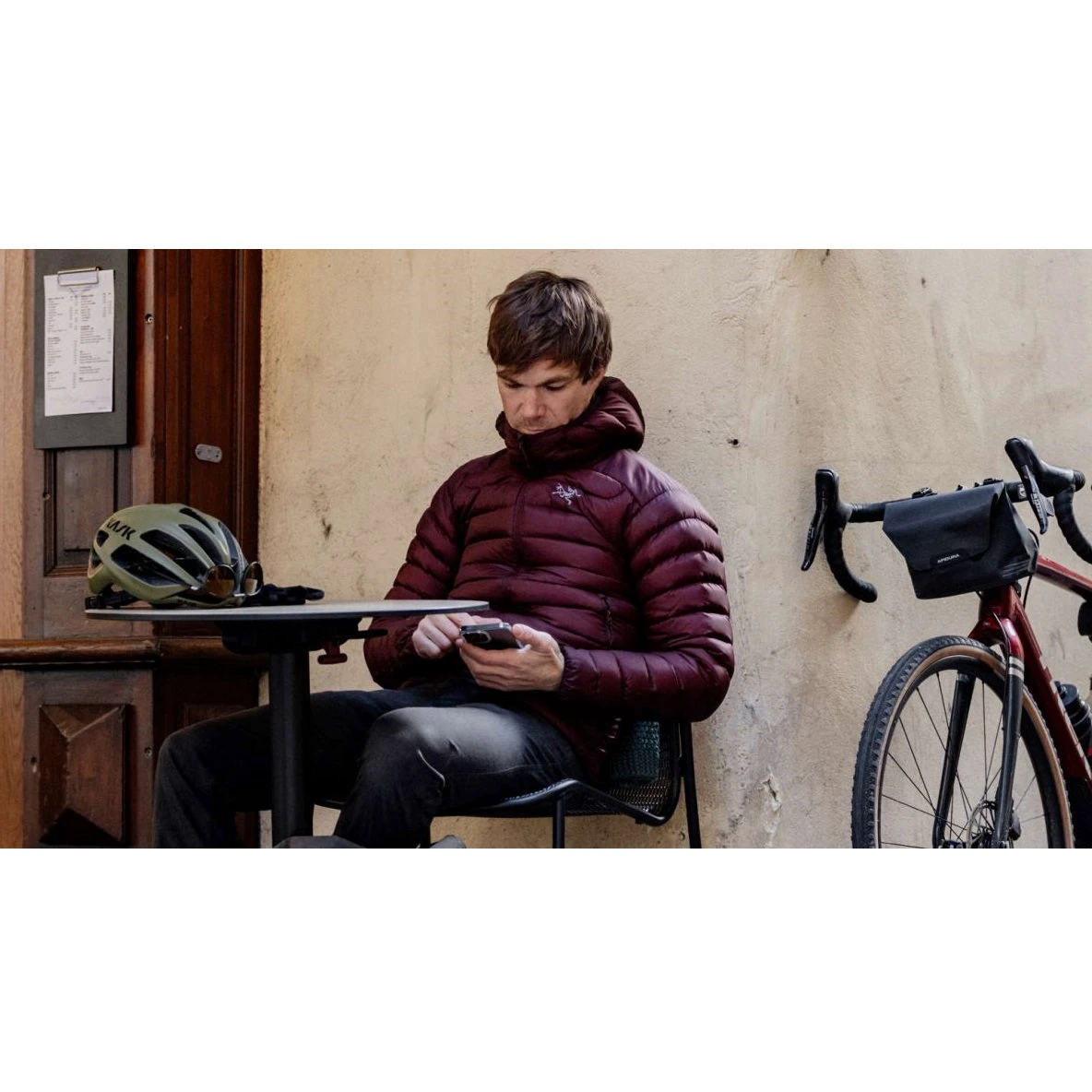 11. Apidura - geanta mica ghidon bicicleta City Handlebar Pack, capacitate 2 litri - gri inchis negru