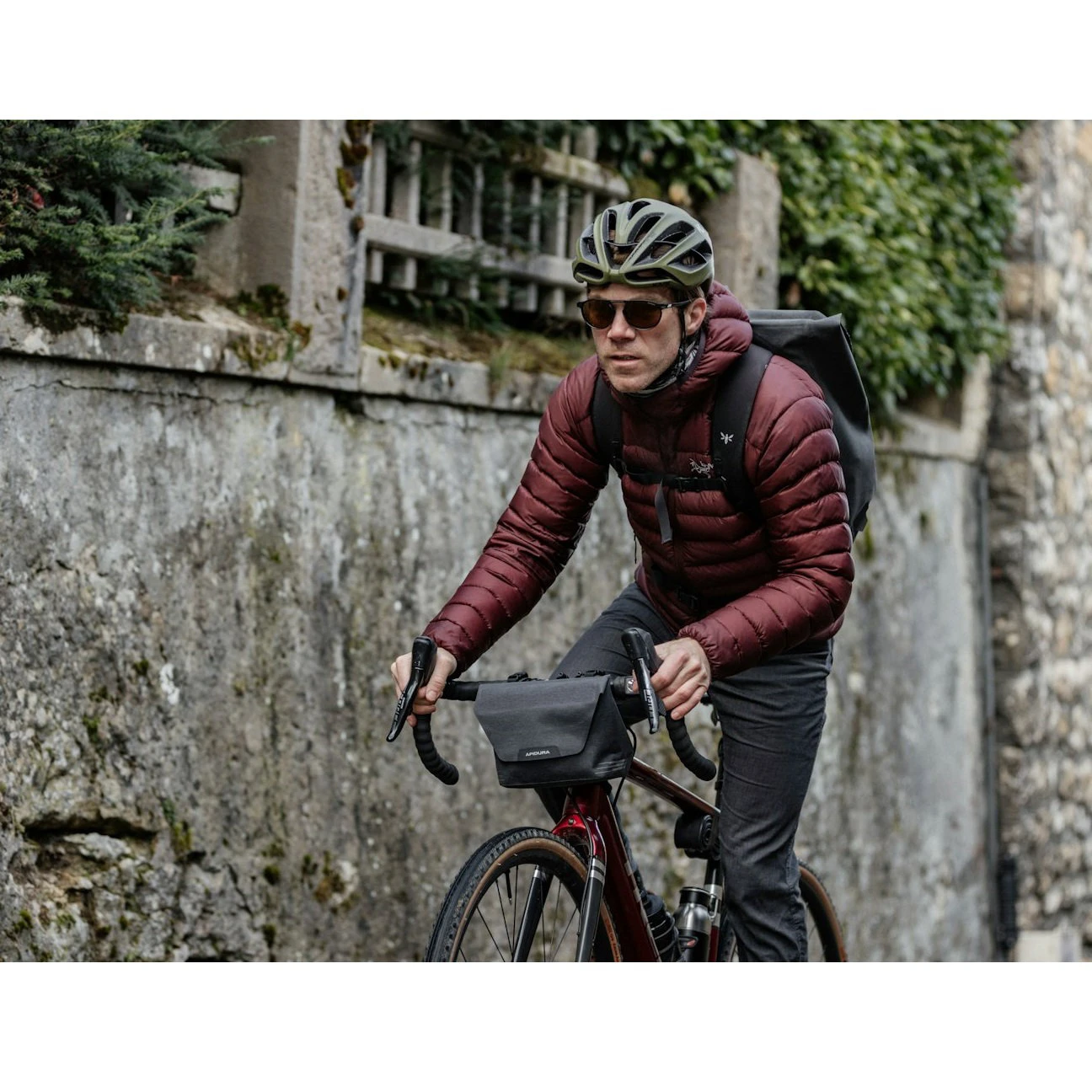 12. Apidura - geanta mica ghidon bicicleta City Handlebar Pack, capacitate 2 litri - gri inchis negru
