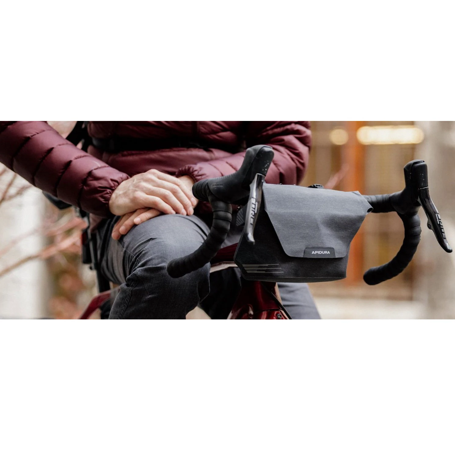 17. Apidura - geanta mica ghidon bicicleta City Handlebar Pack, capacitate 2 litri - gri inchis negru