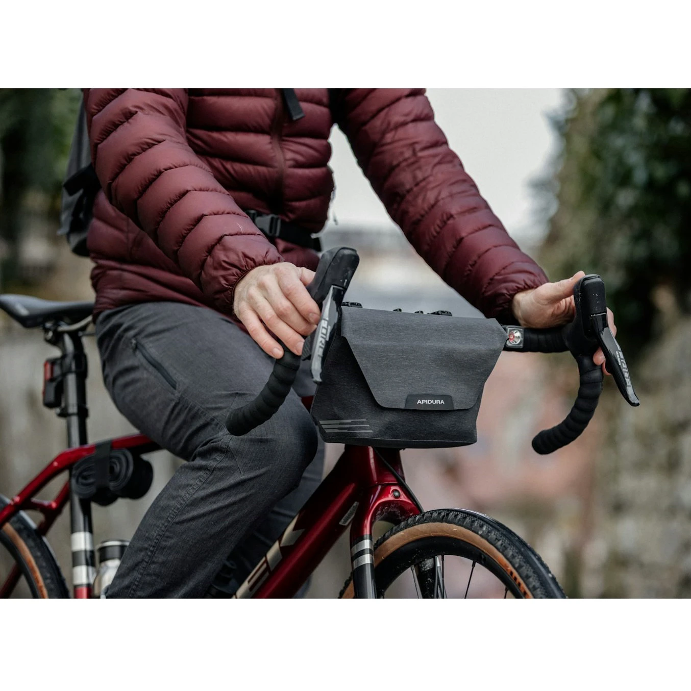 10. Apidura - geanta mica ghidon bicicleta City Handlebar Pack, capacitate 2 litri - gri inchis negru