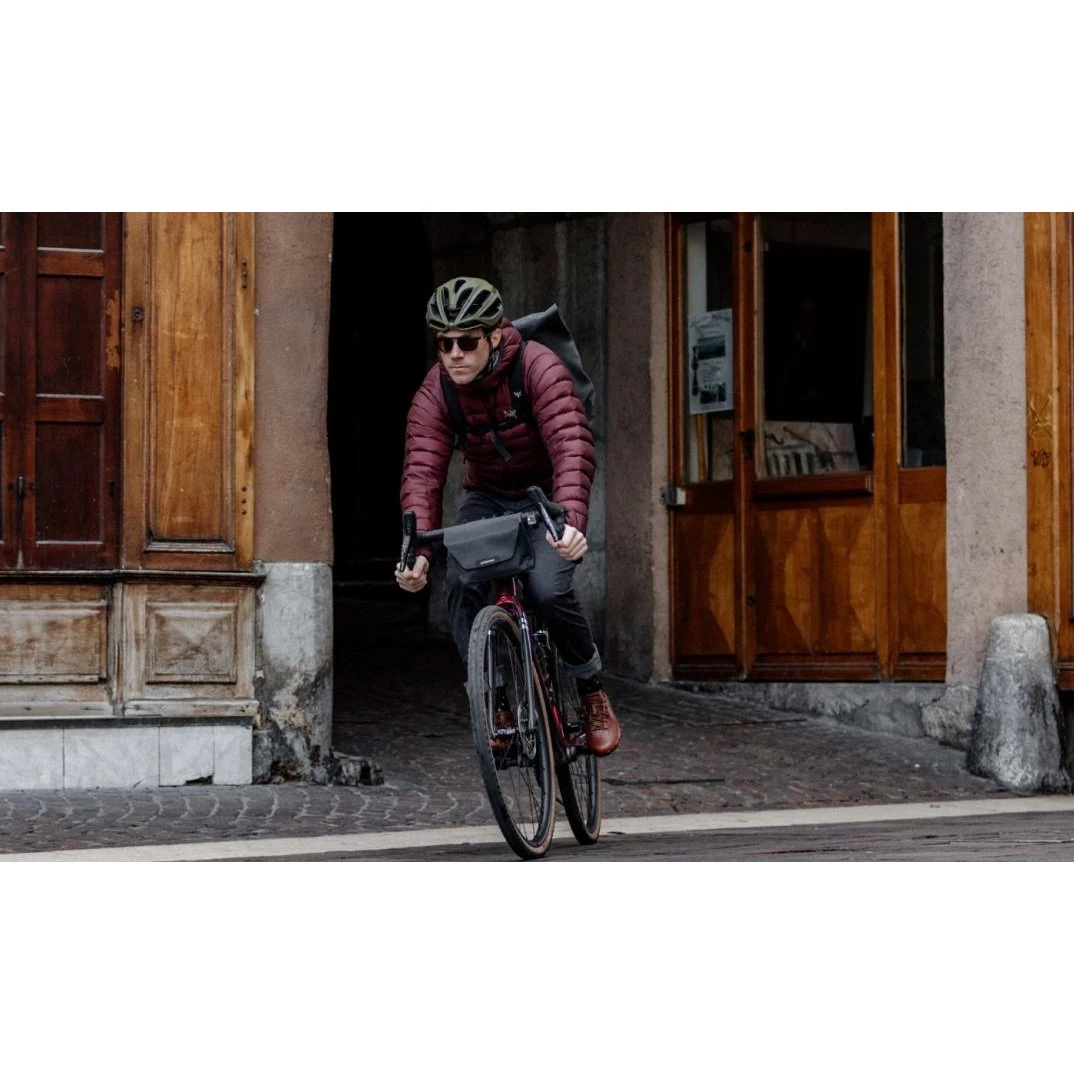 18. Apidura - geanta mica ghidon bicicleta City Handlebar Pack, capacitate 2 litri - gri inchis negru