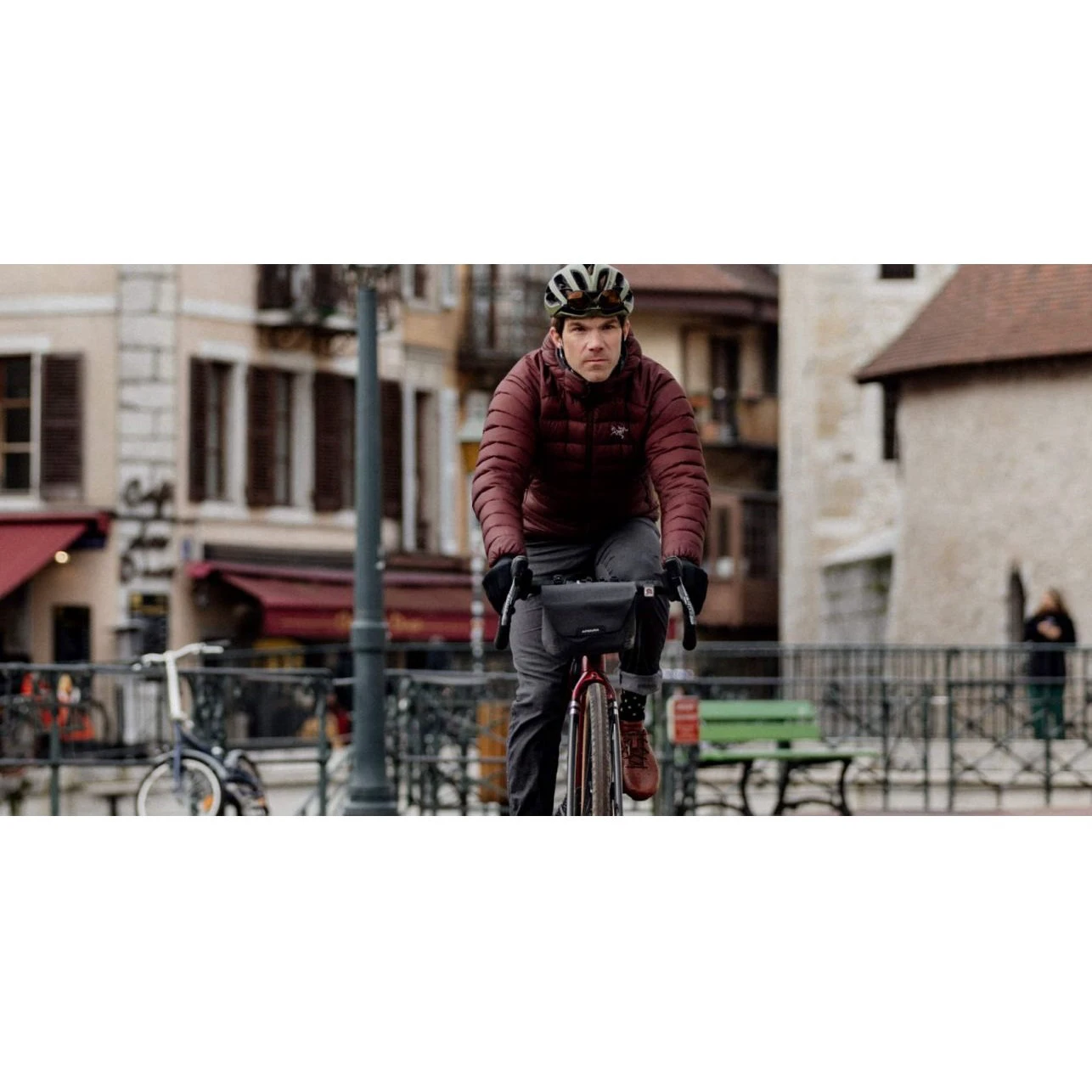 15. Apidura - geanta mica ghidon bicicleta City Handlebar Pack, capacitate 2 litri - gri inchis negru
