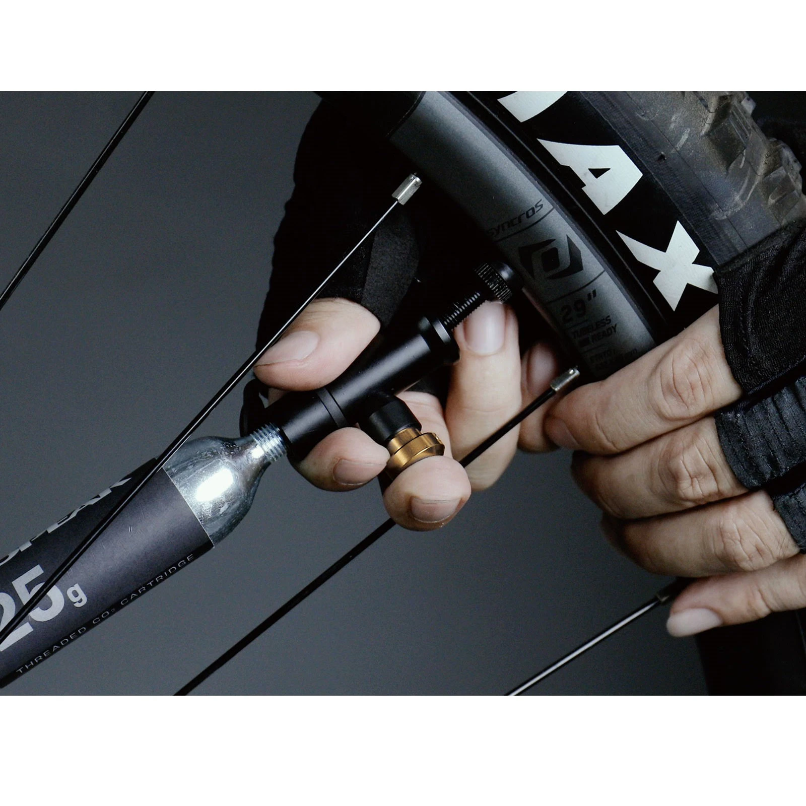 9. Topeak - set scule reparatii si antipana bicicleta MTB tubeless 2 in 1 Tubi Master X (TUBMSX2) - negru gri