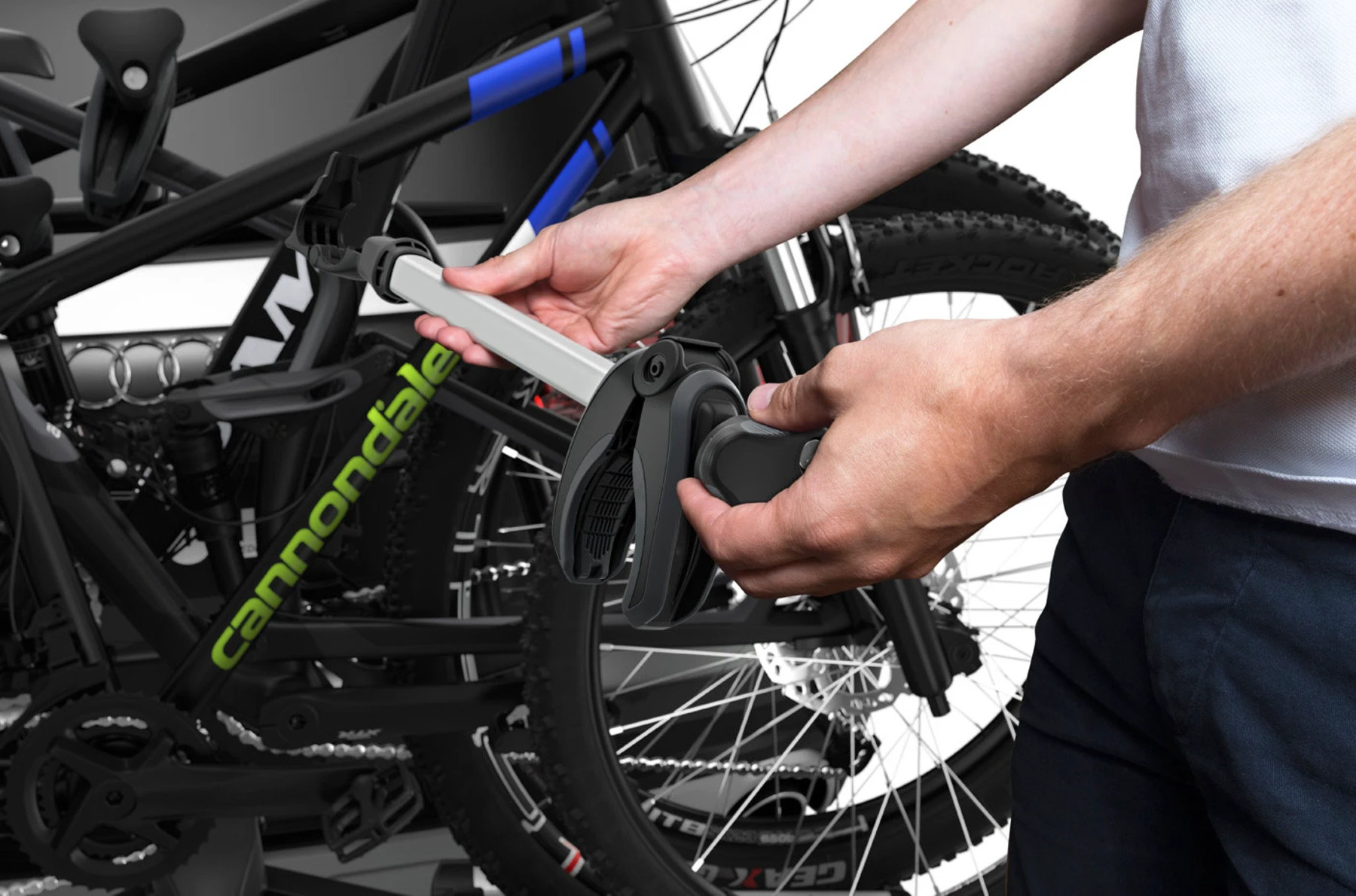 5. Suport biciclete THULE VeloSpace XT - 3 biciclete 13pini - Silver