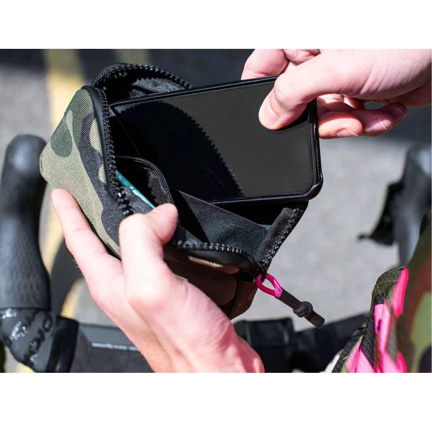 4. Muc-Off - borseta bicicleta Rainproof Essentials Case - verde camuflaj