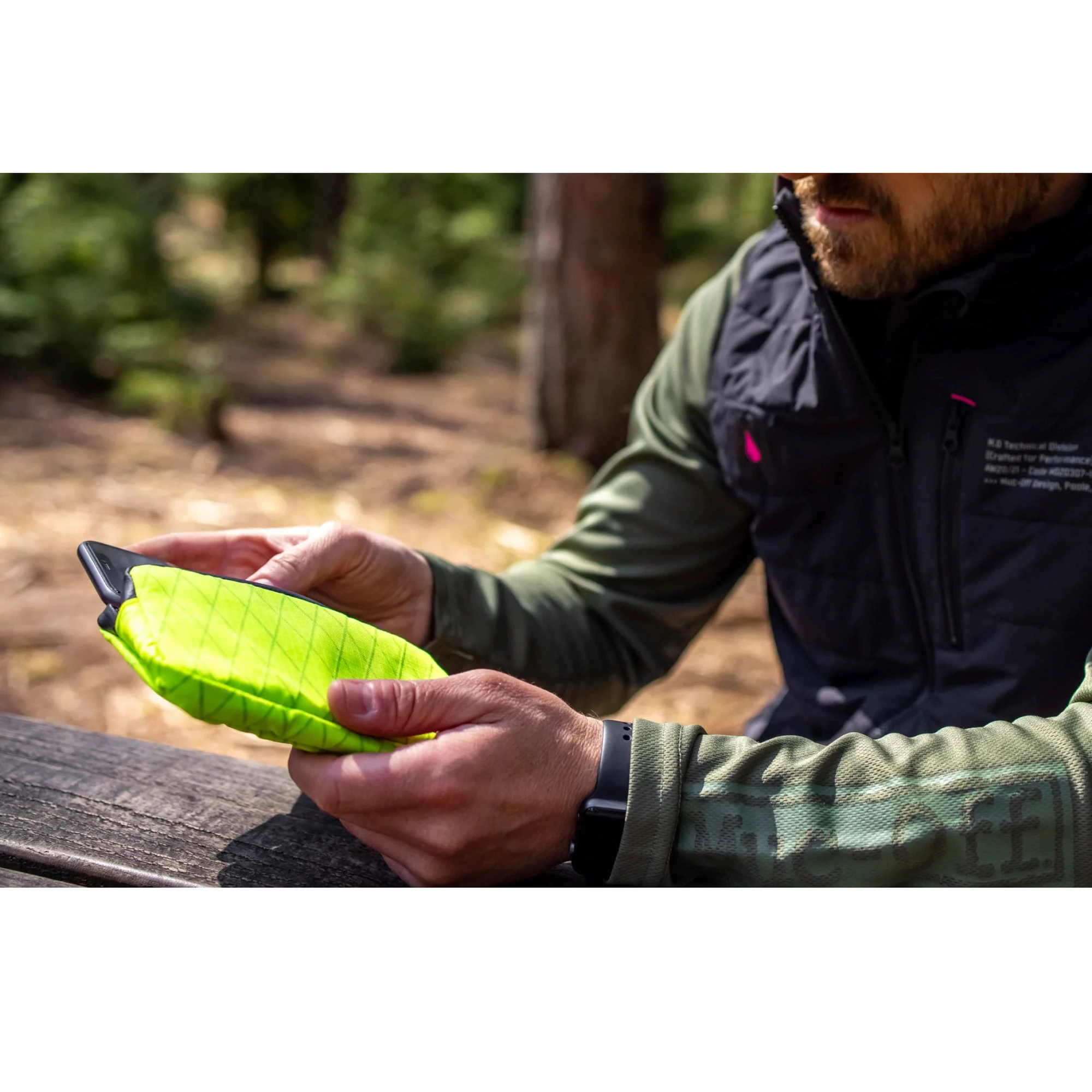 5. Muc-Off - borseta bicicleta Rainproof Essentials Case - verde lime hi vision