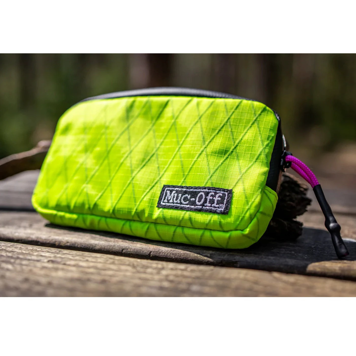 4. Muc-Off - borseta bicicleta Rainproof Essentials Case - verde lime hi vision