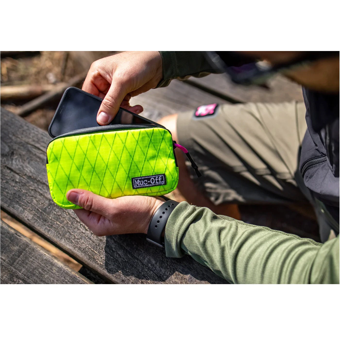 3. Muc-Off - borseta bicicleta Rainproof Essentials Case - verde lime hi vision