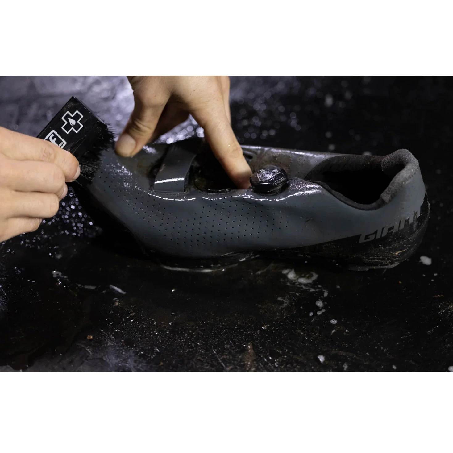2. Muc-Off - perie pantofi Premium Bike Shoe Brush - negru