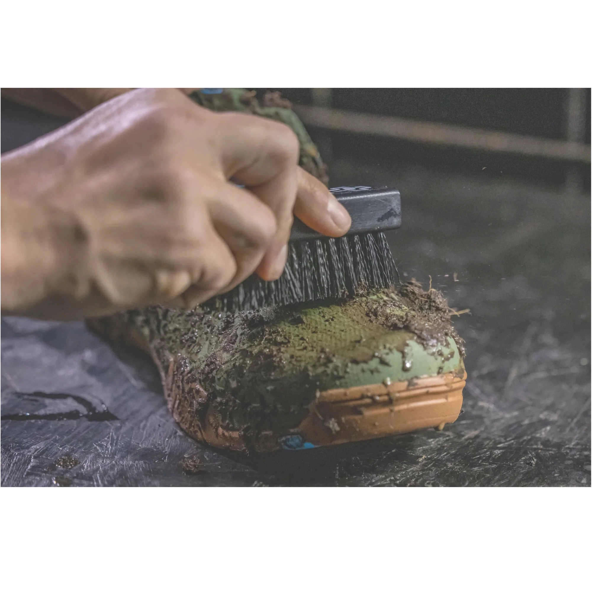 4. Muc-Off - perie pantofi Premium Bike Shoe Brush - negru