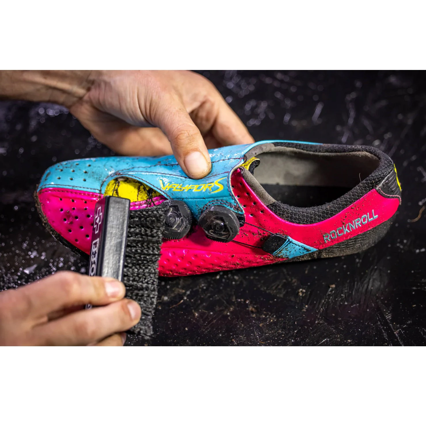 3. Muc-Off - perie pantofi Premium Bike Shoe Brush - negru