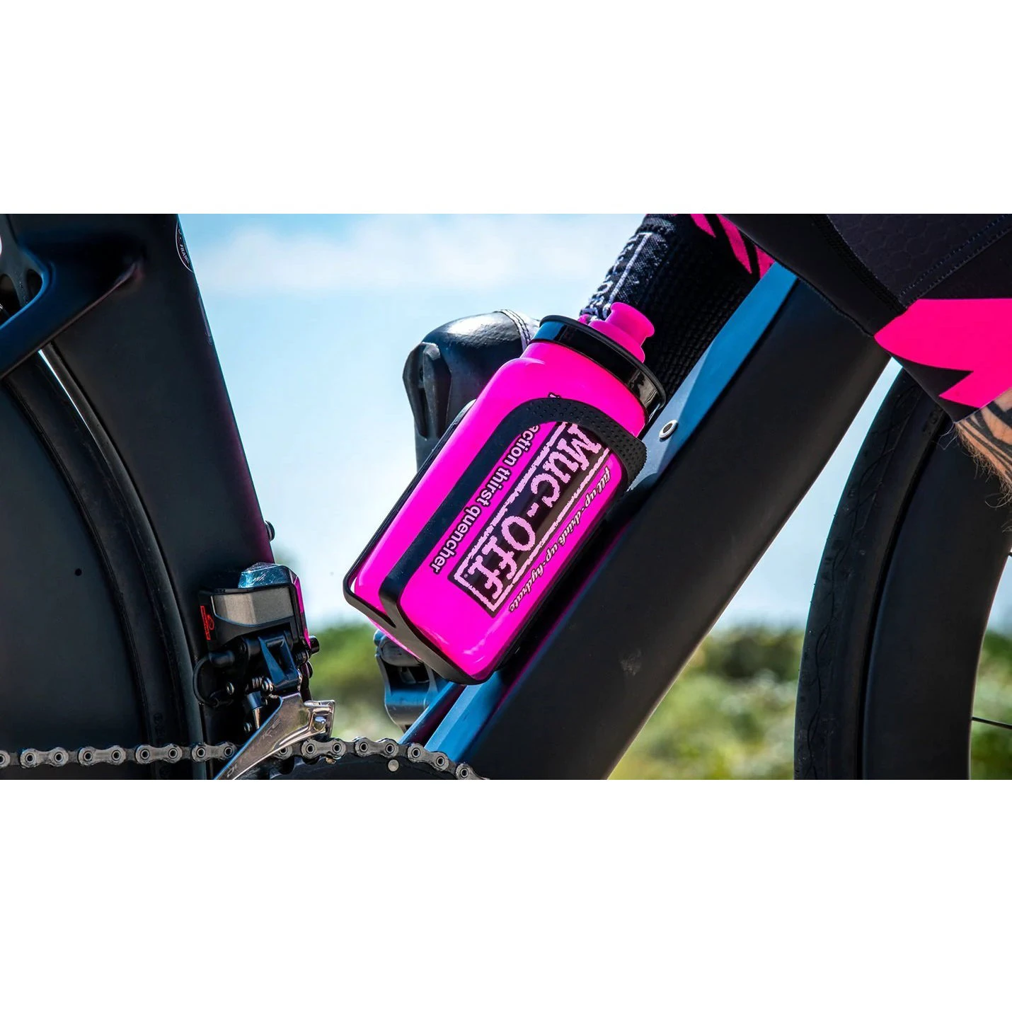 5. Muc-Off - bidon apa X Elite Fly Water Bottle Roz - 550ml