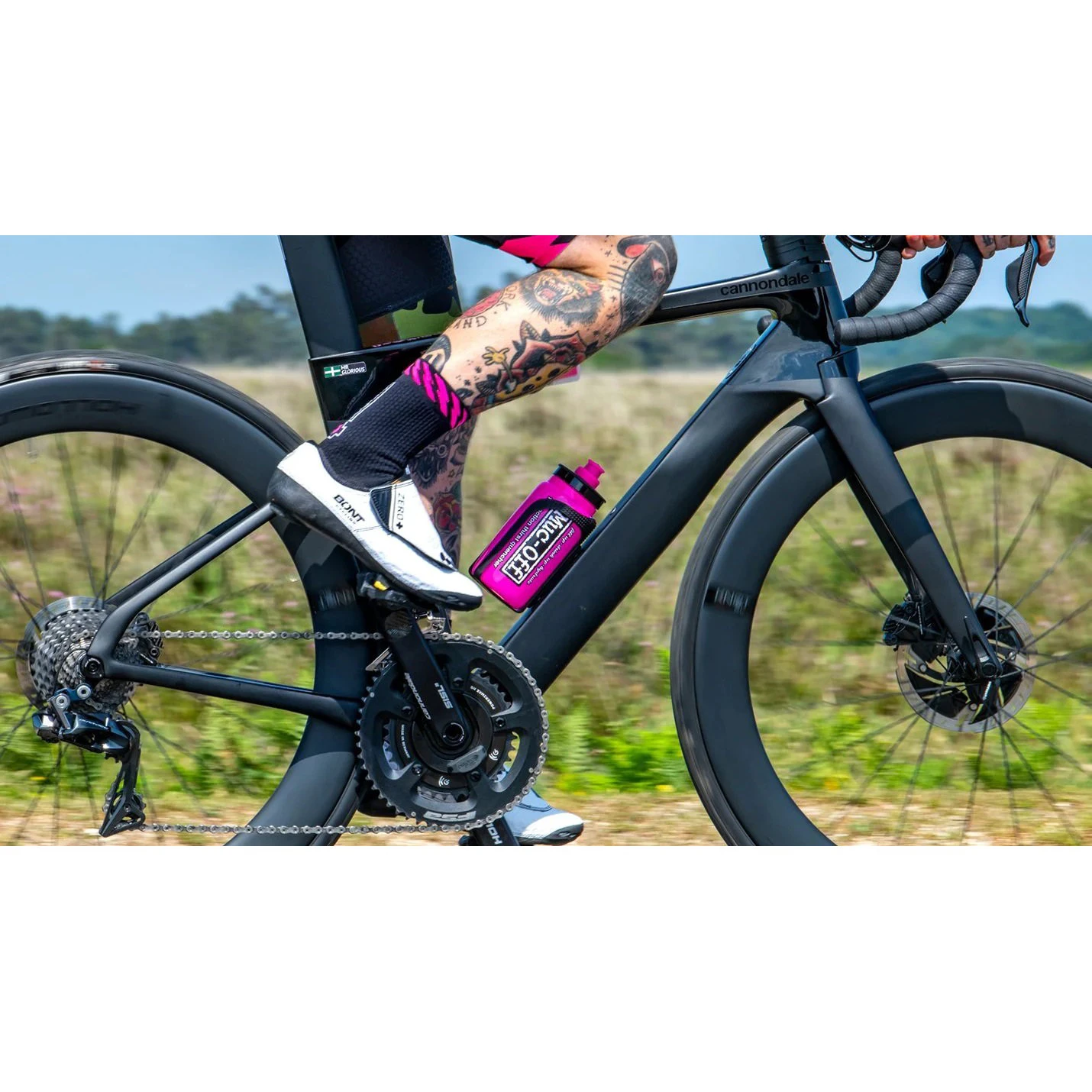 4. Muc-Off - bidon apa X Elite Fly Water Bottle Roz - 550ml