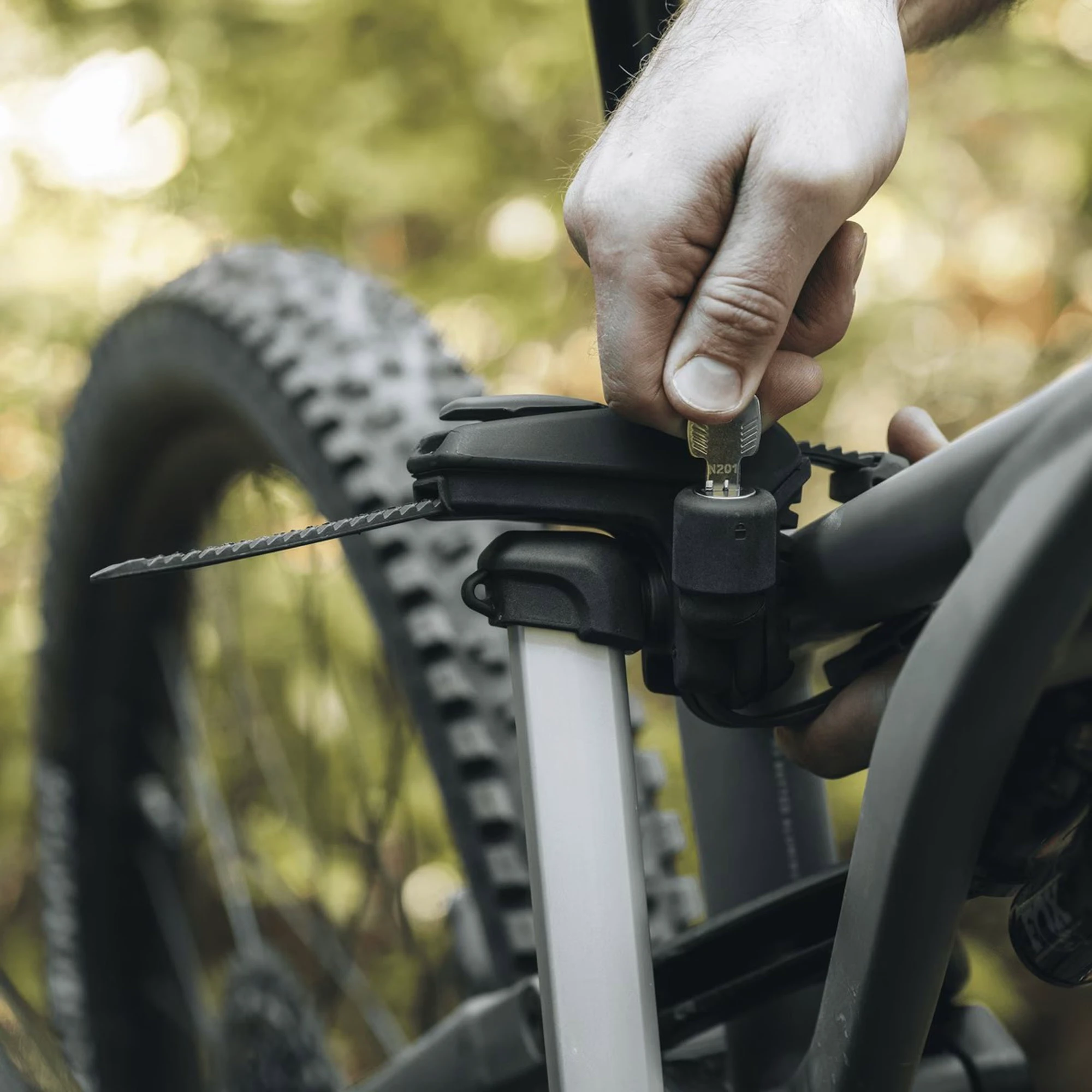 9. Thule Epos 2B - suport pentru 2 biciclete electrice cu montare pe carlig