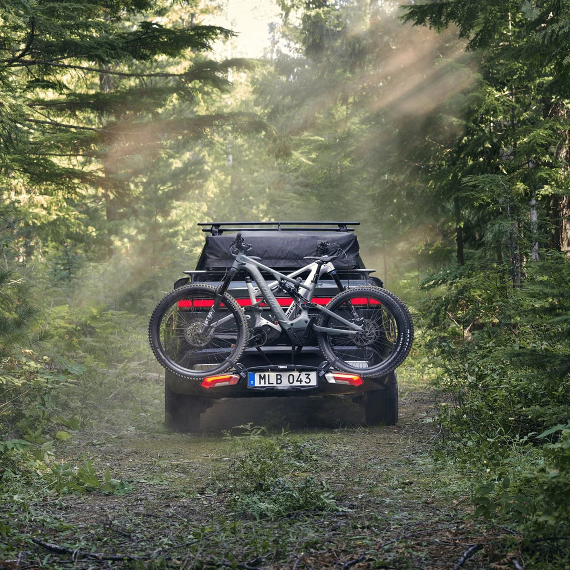 5. Thule Epos 2B - suport pentru 2 biciclete electrice cu montare pe carlig