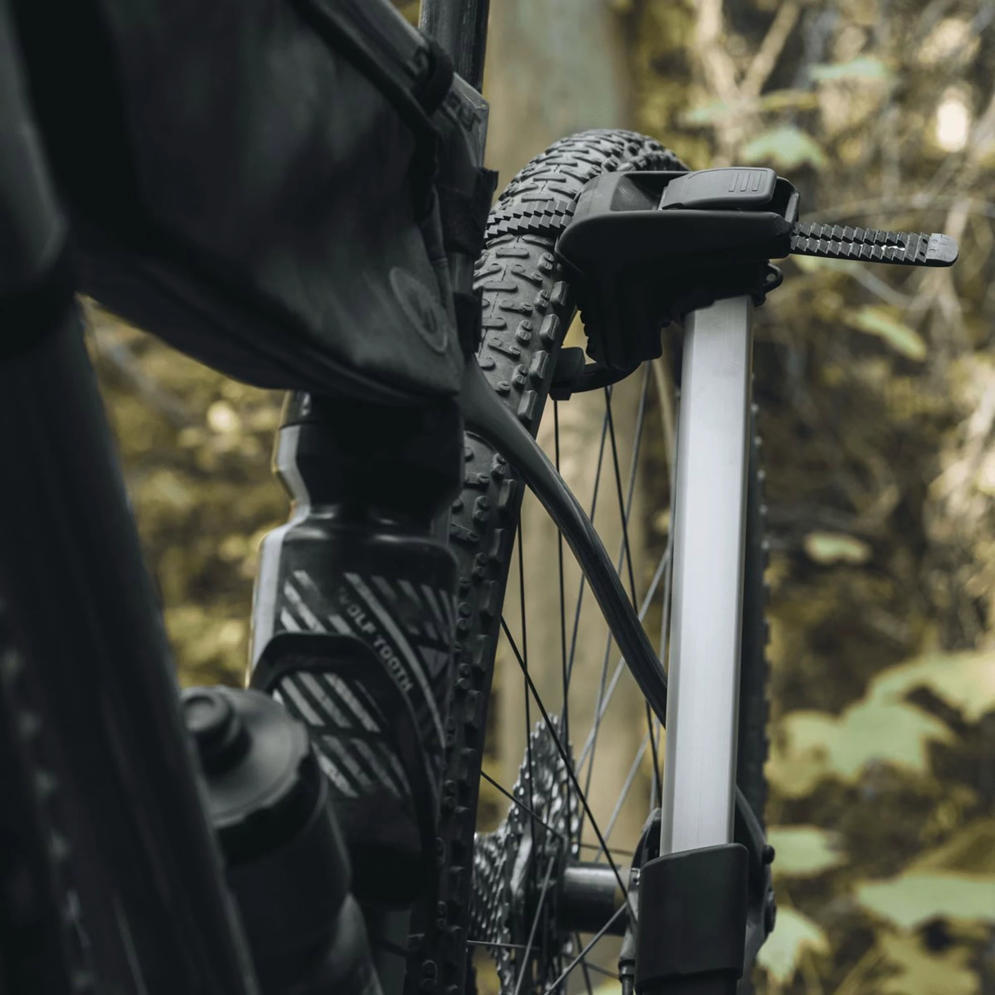 8. Thule Epos 2B - suport pentru 2 biciclete electrice cu montare pe carlig