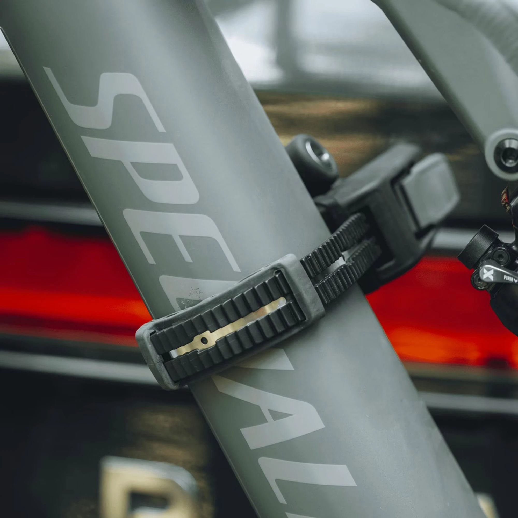 7. Thule Epos 3B - suport pentru 3 biciclete electrice cu montare pe carlig