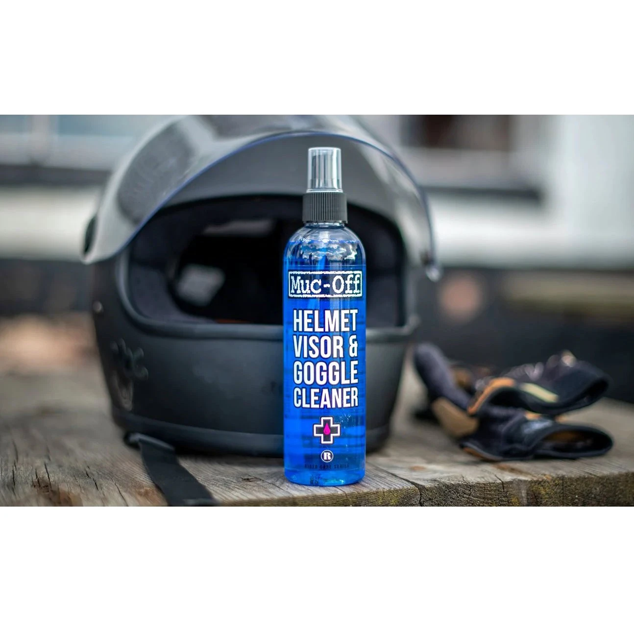 3. Muc-Off - solutie curatare echipament bicicleta Helmet Visor & Goggle Cleaner - 250ml