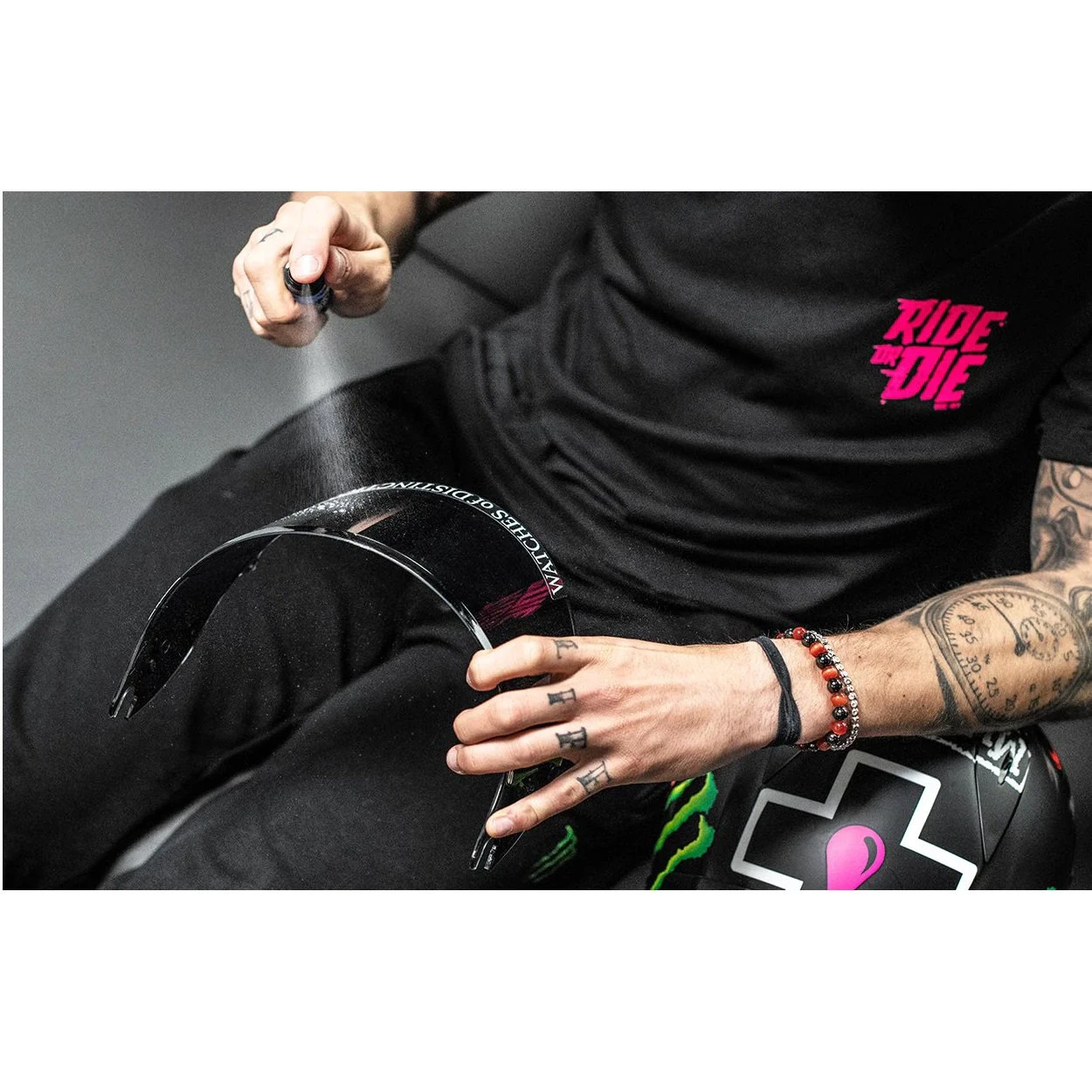 4. Muc-Off - solutie curatare echipament bicicleta Helmet Visor & Goggle Cleaner - 250ml