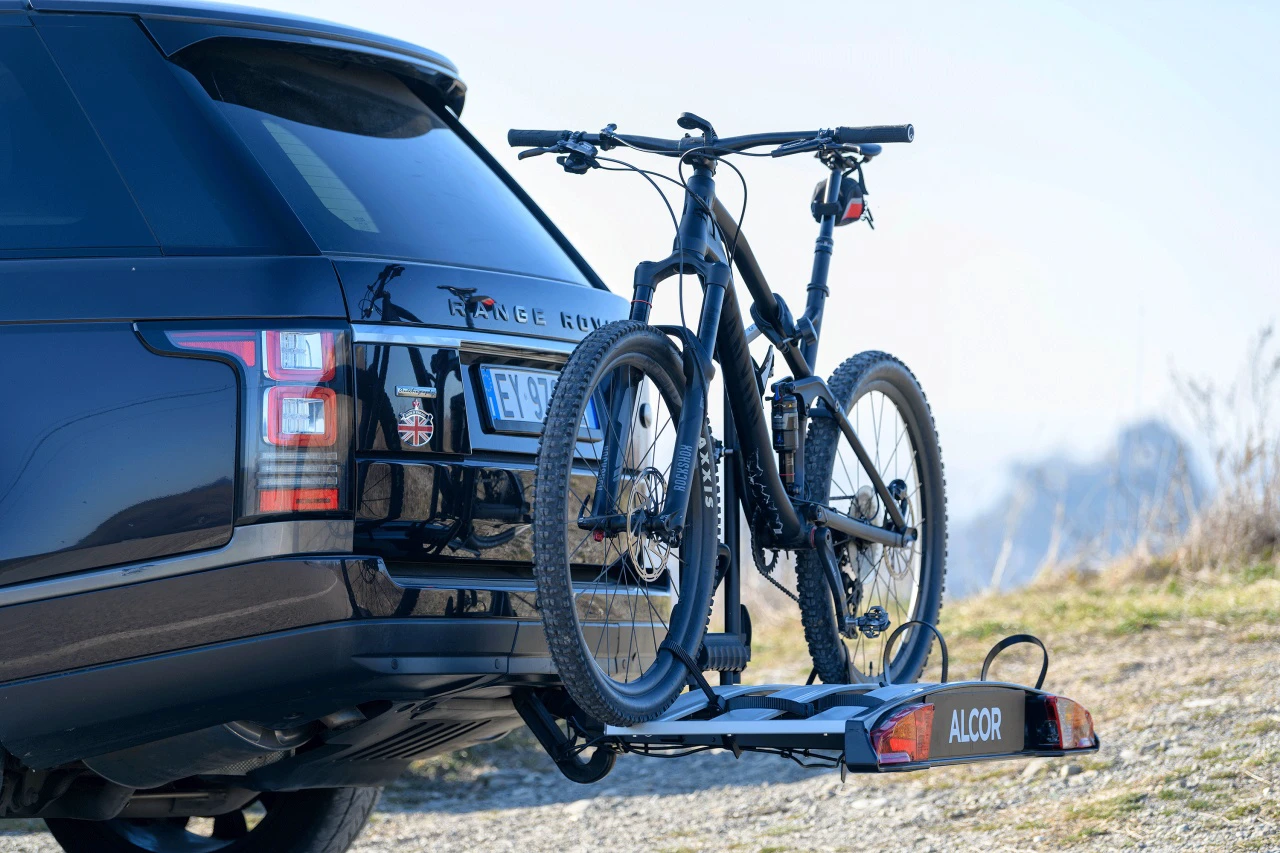 10. Suport biciclete Menabo Alcor 3 pentru 3 biciclete cu prindere pe carligul de remorcare
