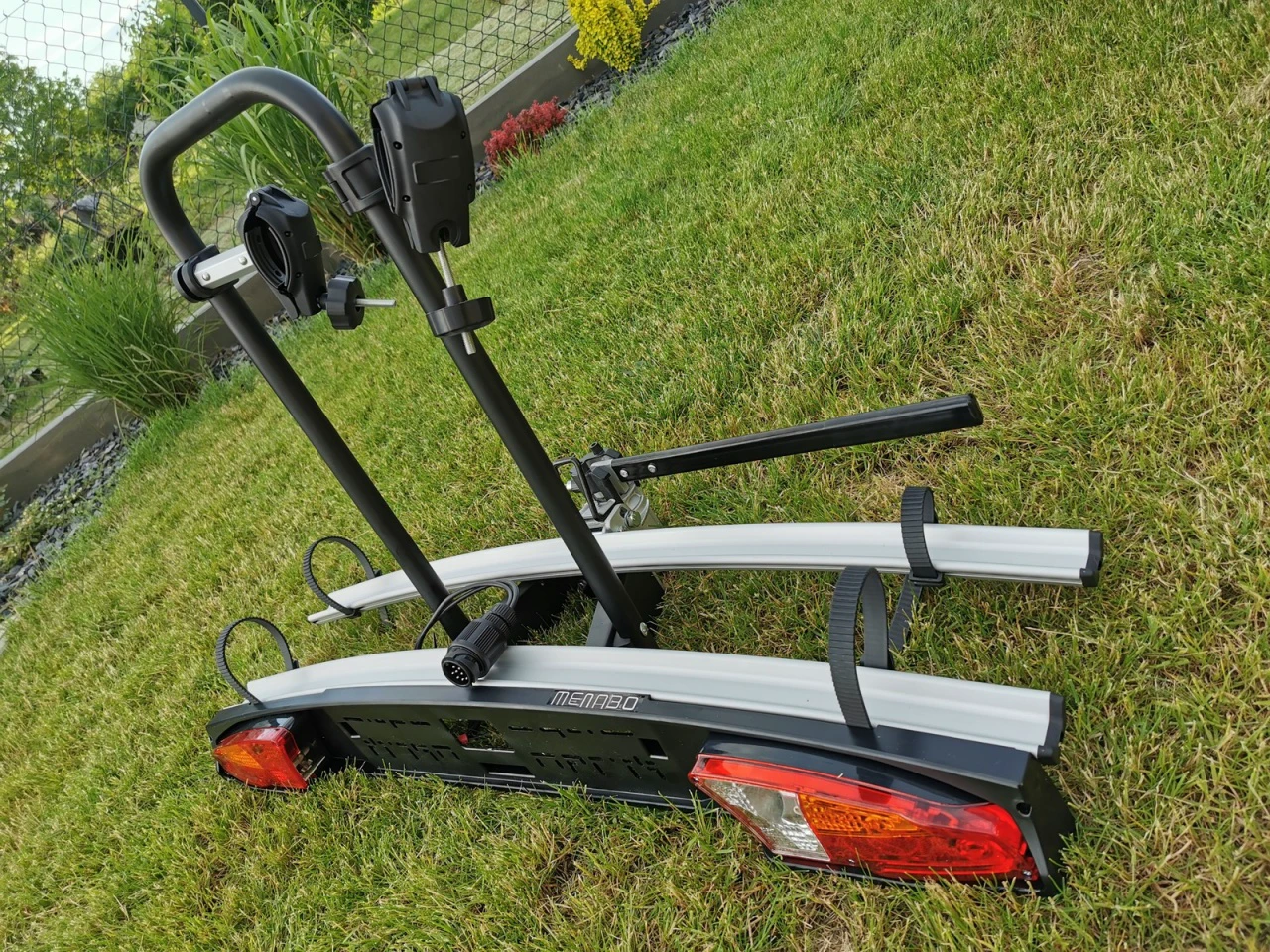 6. Suport biciclete Menabo Merak Rapid pentru 2 biciclete cu prindere pe carligul de remorcare