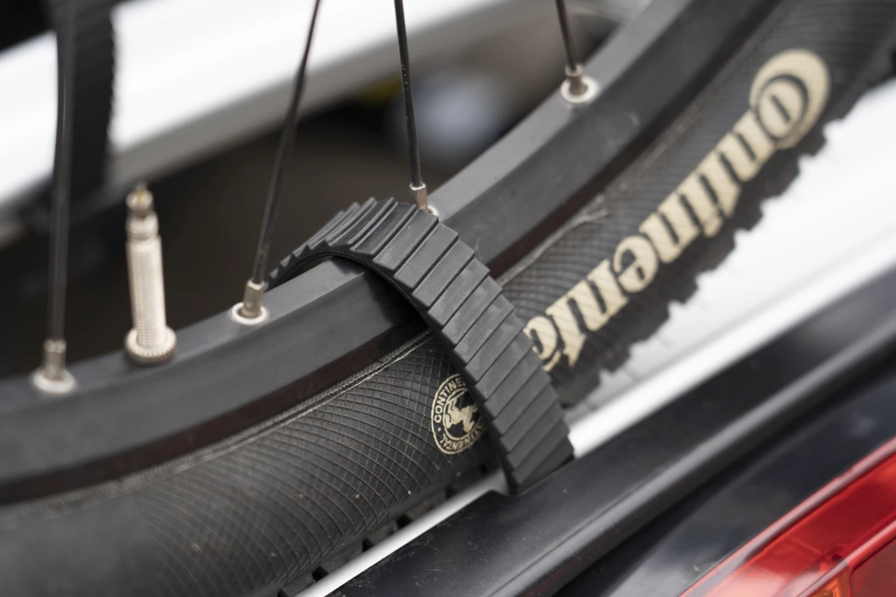 4. Suport biciclete Menabo Merak Rapid pentru 2 biciclete cu prindere pe carligul de remorcare