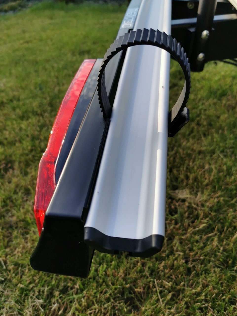 6. Suport biciclete Menabo Merak Tilting pentru 2 biciclete cu prindere pe carligul de remorcare