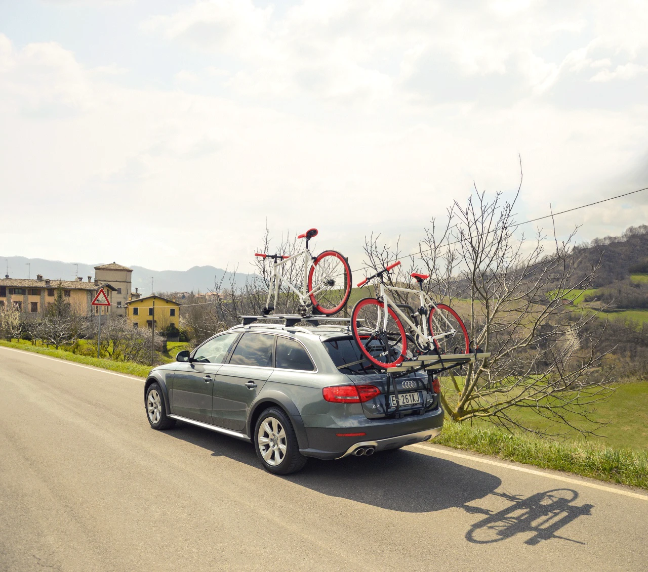 2. Suport biciclete Menabo Stand Up 2 pentru 2 biciclete cu prindere pe haion/portbagaj