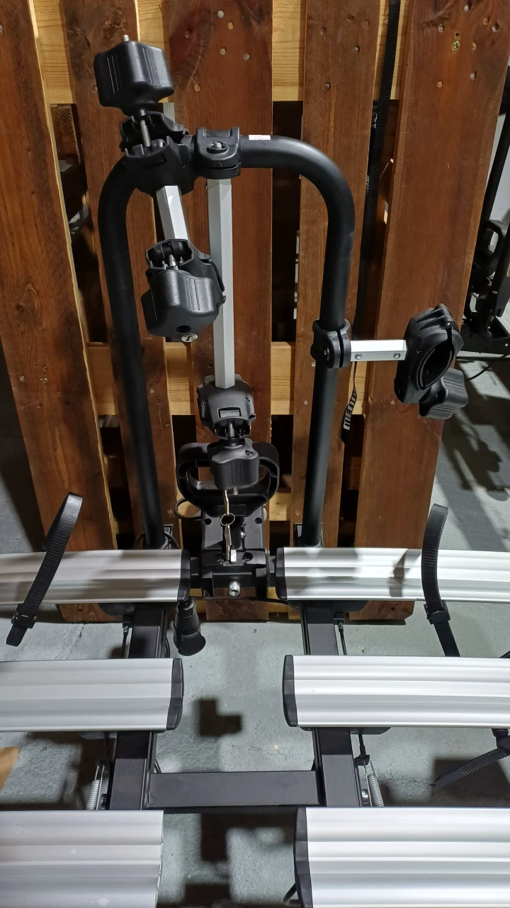 8. Suport biciclete Menabo Antares Plus pentru 3 biciclete cu prindere pe carligul de remorcare, pliabil