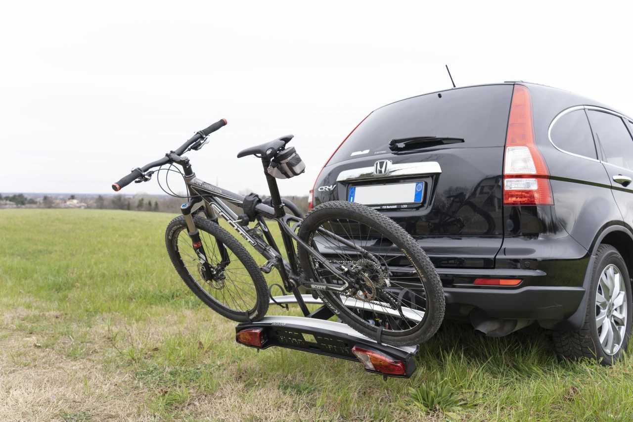 10. Suport biciclete Menabo Merak Tilting pentru 2 biciclete cu prindere pe carligul de remorcare