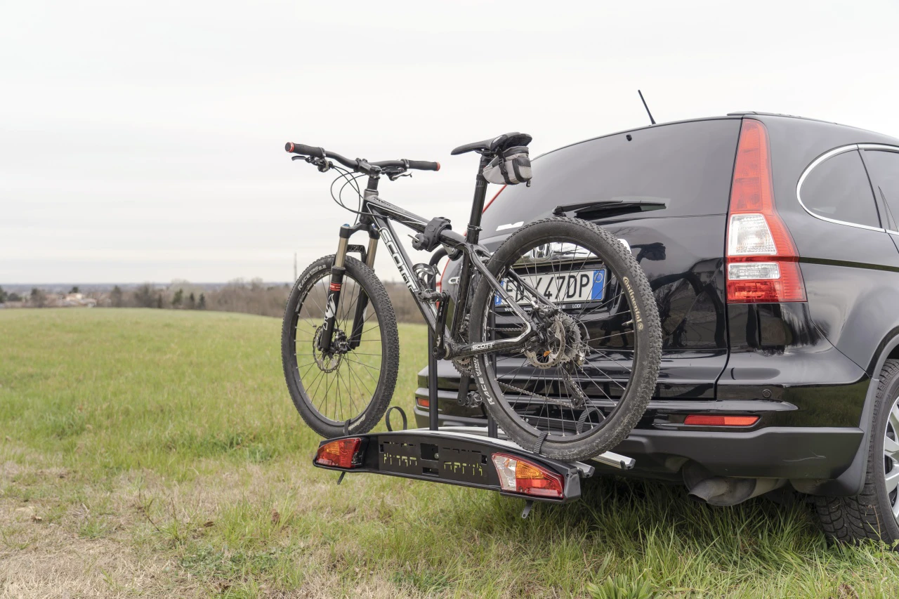 11. Suport biciclete Menabo Merak Tilting pentru 2 biciclete cu prindere pe carligul de remorcare