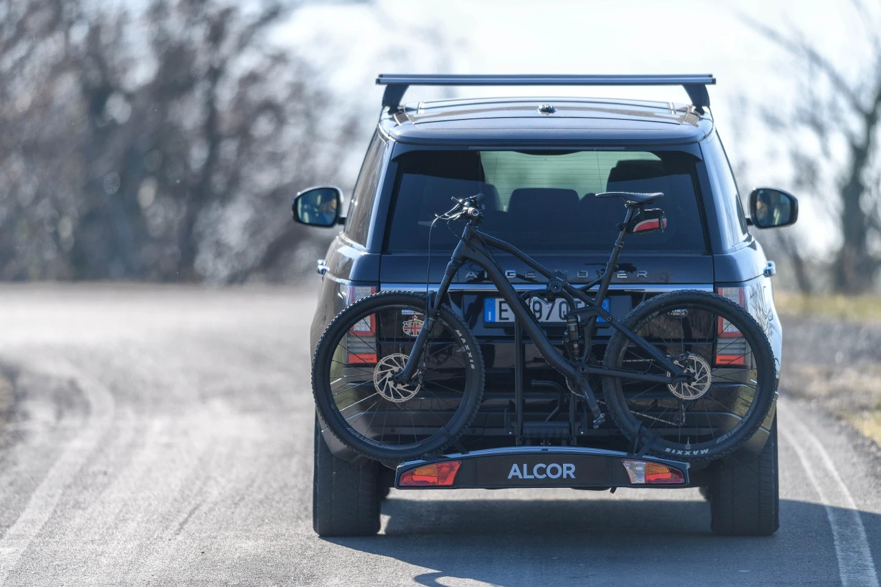 9. Suport biciclete Menabo Alcor 3 pentru 3 biciclete cu prindere pe carligul de remorcare