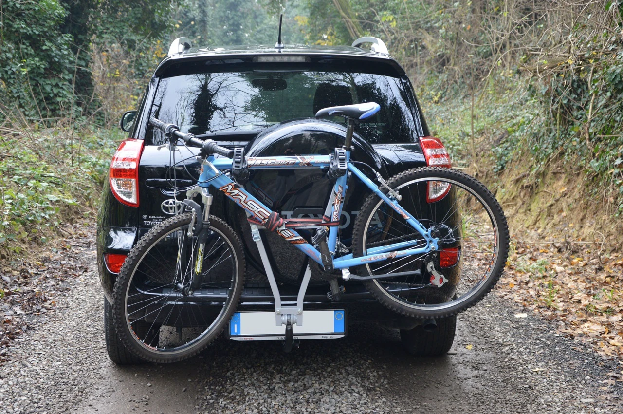 2. Suport biciclete Menabo Marius pentru 3 biciclete cu prindere pe carligul de remorcare
