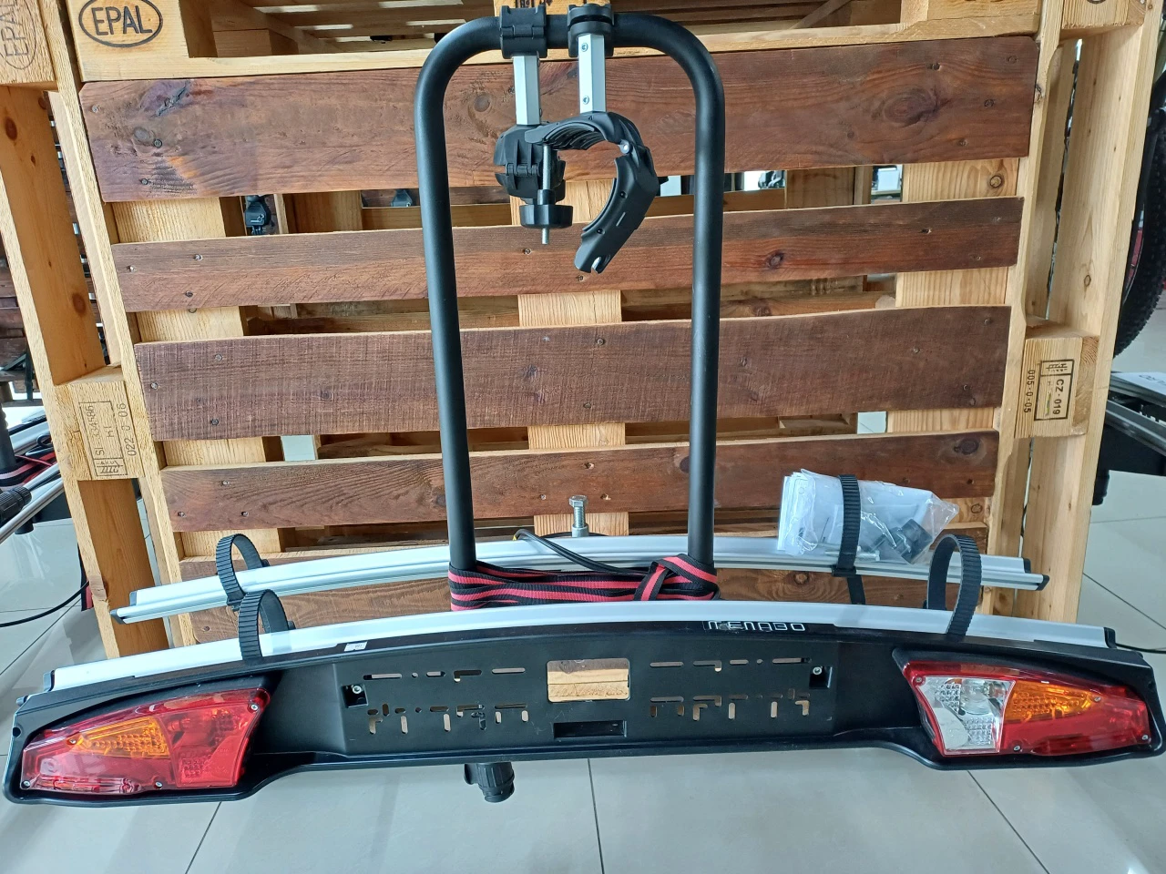 1. Suport biciclete Menabo Merak Eco pentru 2 biciclete cu prindere pe carligul de remorcare