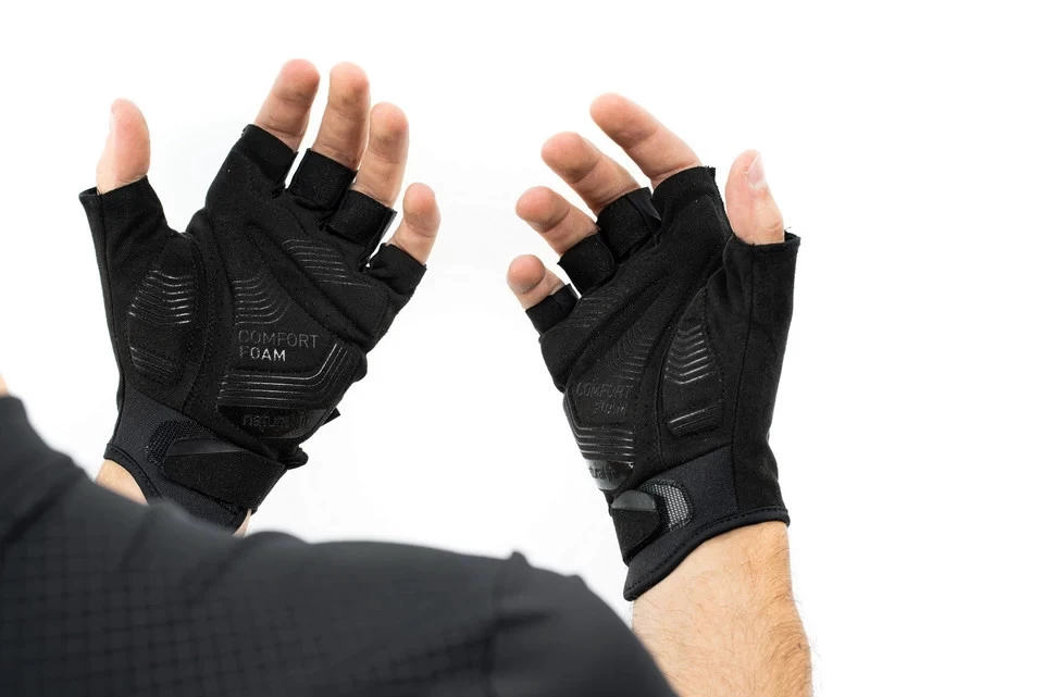 6. Manusi CUBE Short Finger X Natural Fit Black