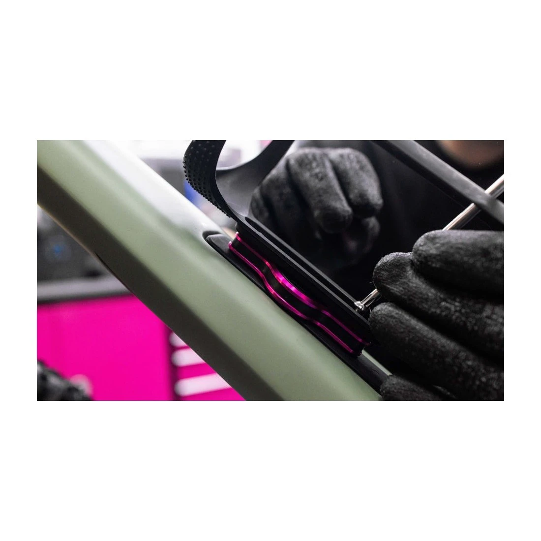 2. Suport Apple AirTag pentru cadru Muc-Off Secure Tag Holder V2 Gri