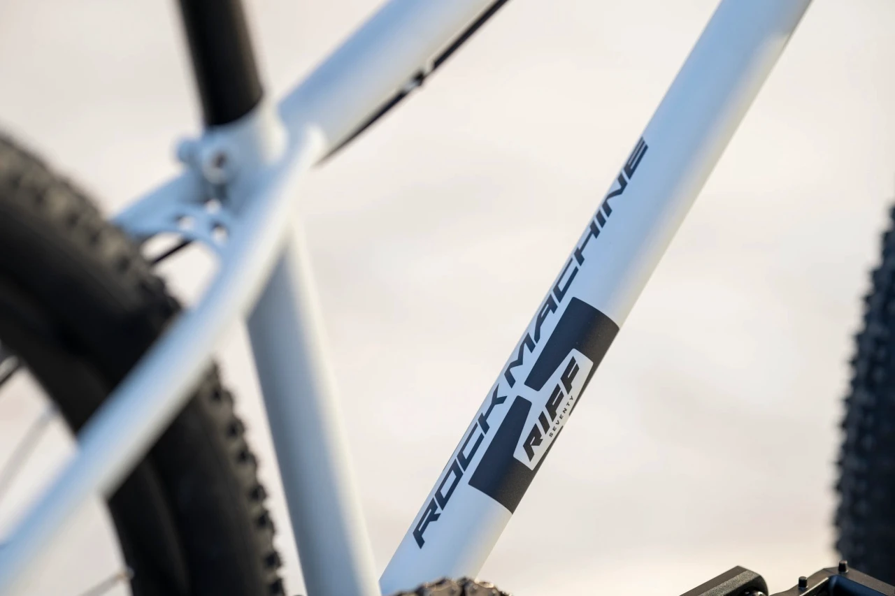 3. Bicicleta Rock Machine Riff 70s 26 Matte Grey